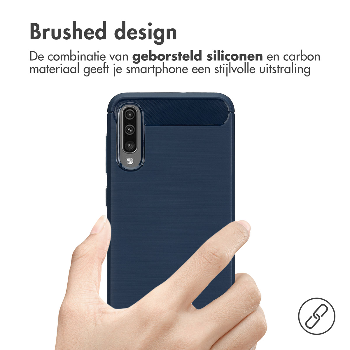 Hand die een blauwe telefoonhoes vasthoudt. Tekst luidt "Brushed design".