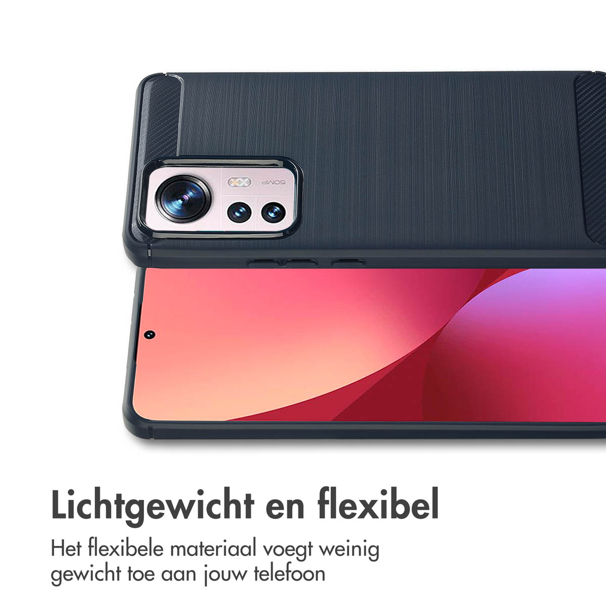 Een mobiele telefoon in een donkerblauwe hoes, met de cameralens en een deel van het scherm.