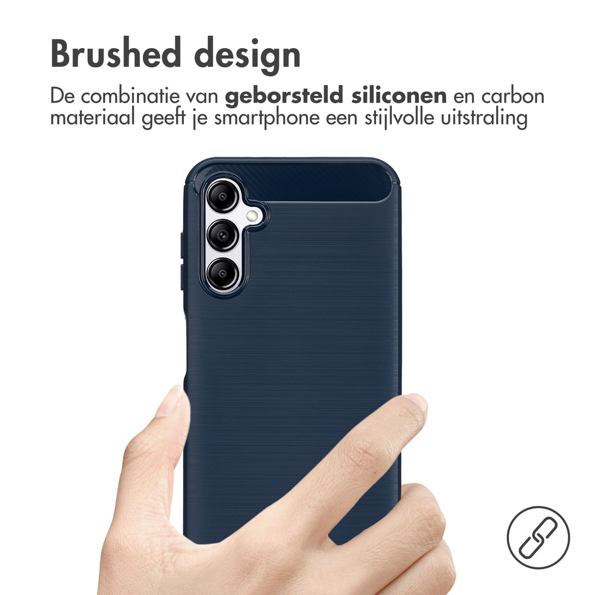 Une coque de téléphone bleu marine tenue par une main, avec un design brossé et du texte en néerlandais.