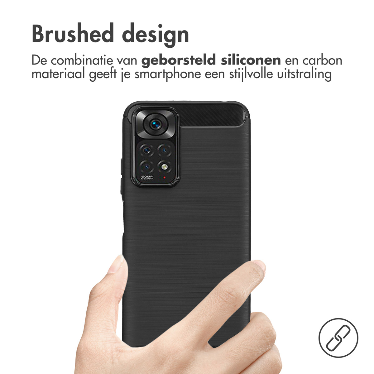 Une personne tient un étui de téléphone noir avec un design brossé. Fond blanc.