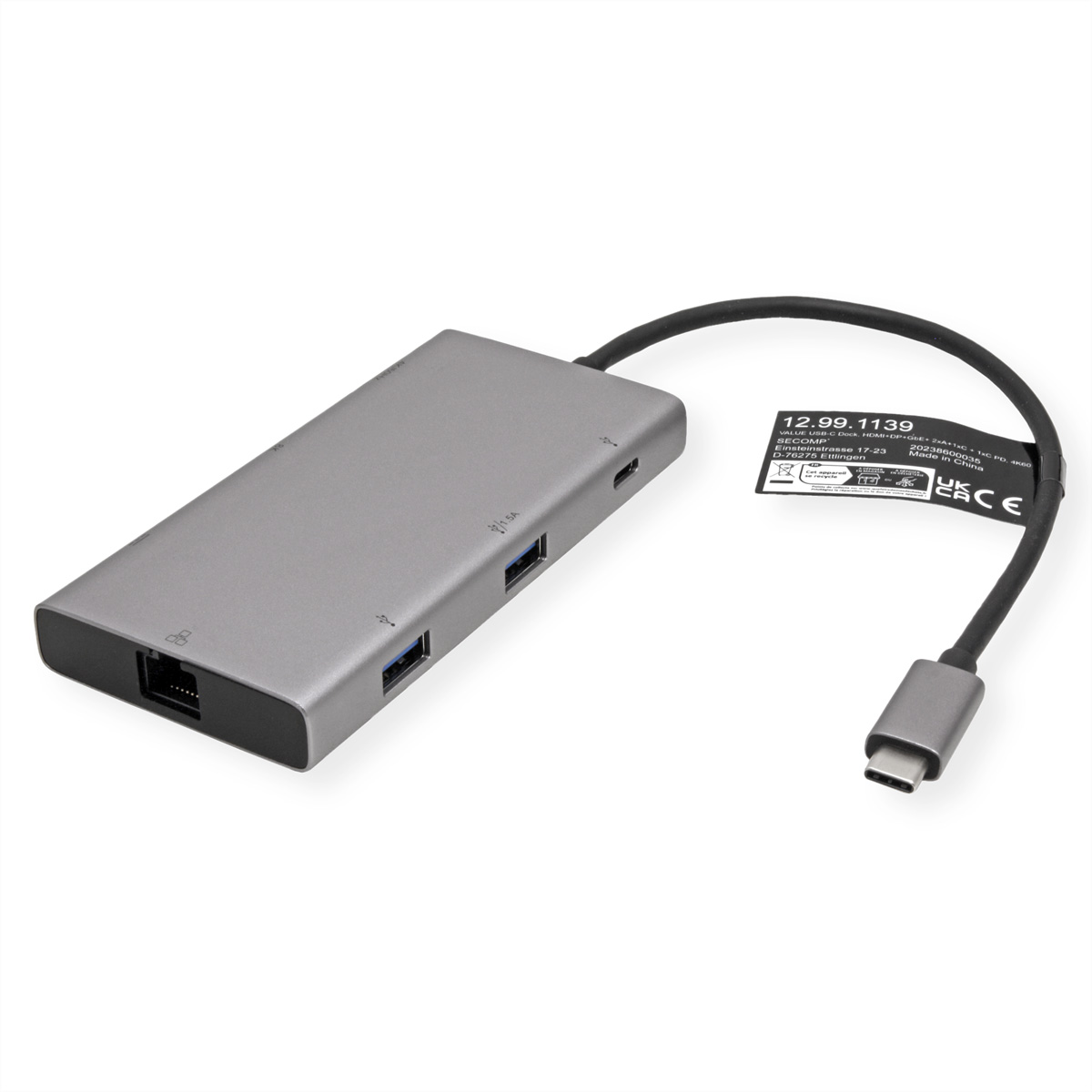 Ein silbergrauer USB-Hub mit mehreren Anschlüssen, die über ein schwarzes Kabel mit einem USB-C-Anschluss verbunden sind, und ein Etikett.