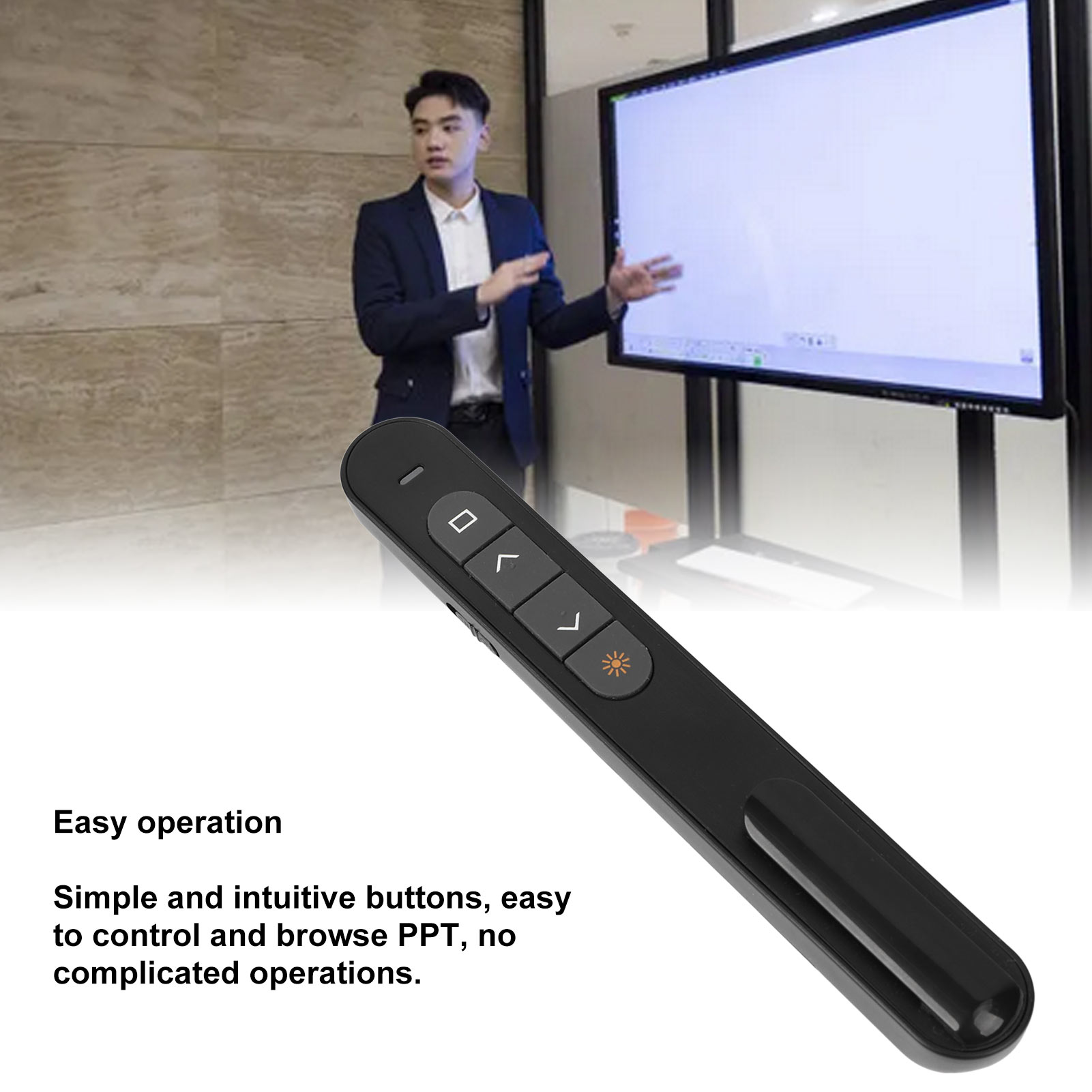Schwarze Präsentationsfernbedienung, die von einem Mann gehalten wird. Eine Whiteboard ist im Hintergrund.