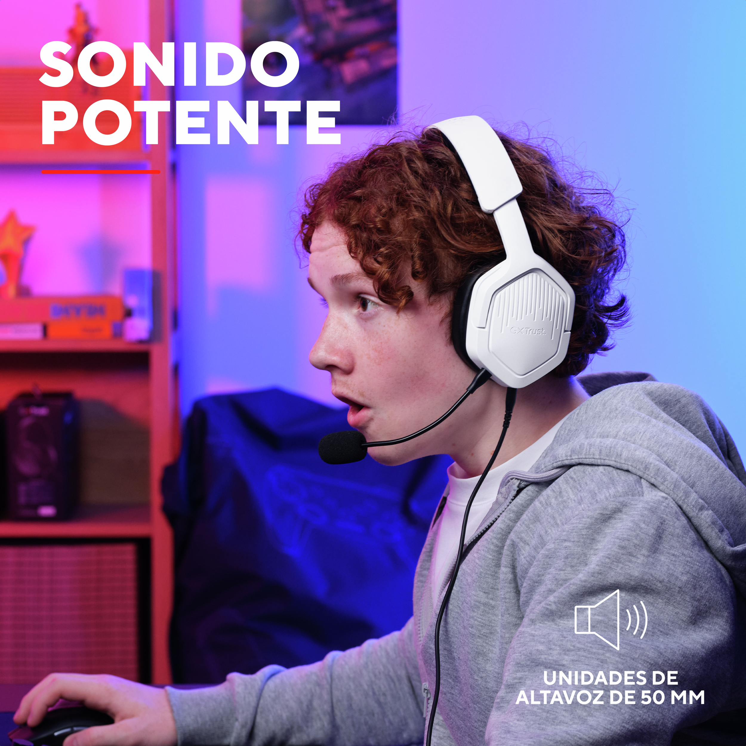 Chłopiec z białym zestawem słuchawkowym i mikrofonem, z zaskoczoną miną. Jasne niebieskie i fioletowe tło.