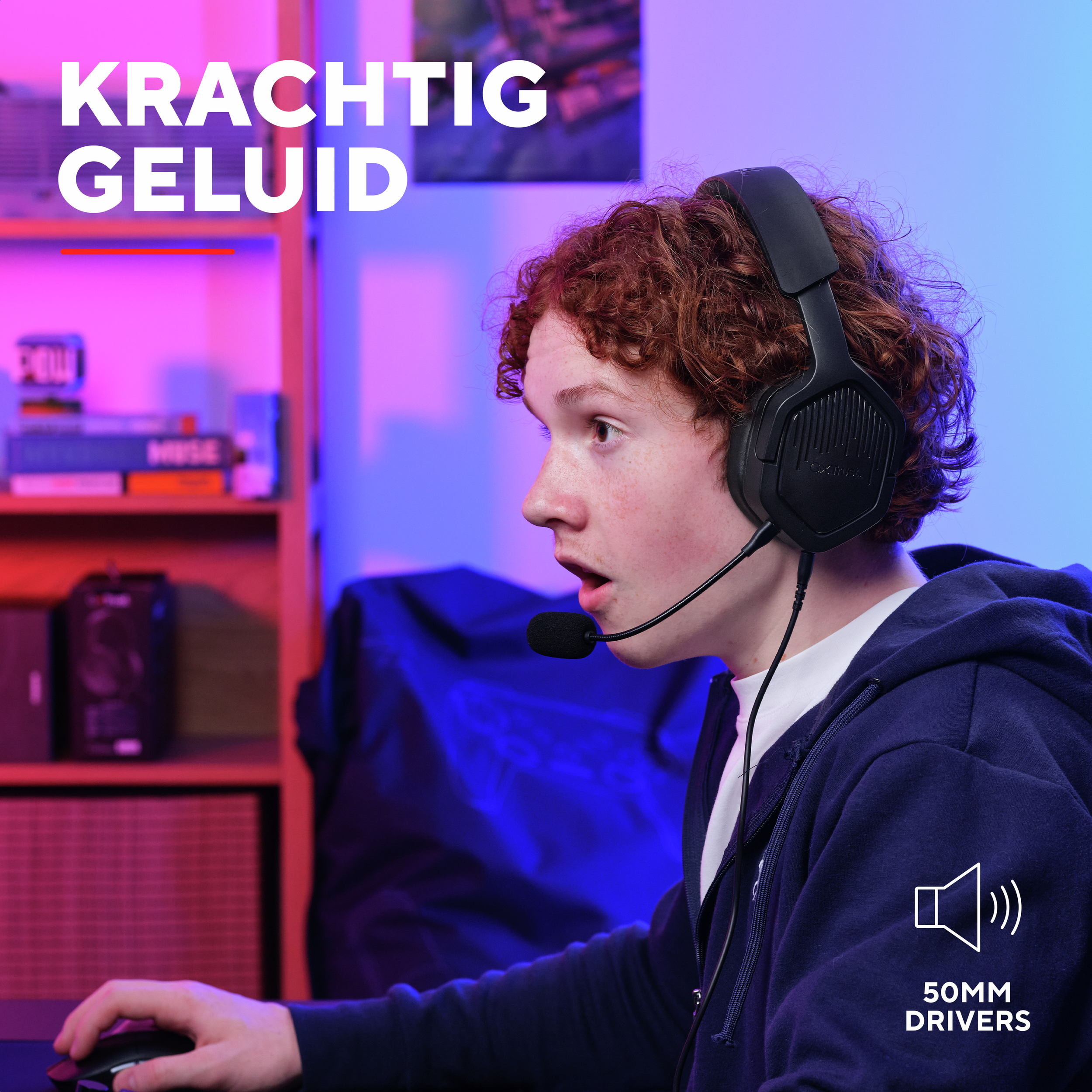 Chłopiec w zestawie słuchawkowym do gier, zaskoczony, z konfiguracją komputera w tle.