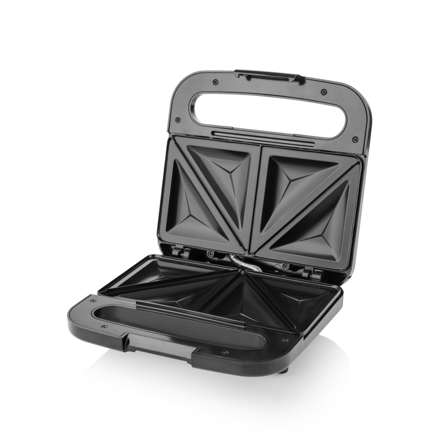 Sandwich maker nero aperto con fessure triangolari e manico su sfondo bianco.