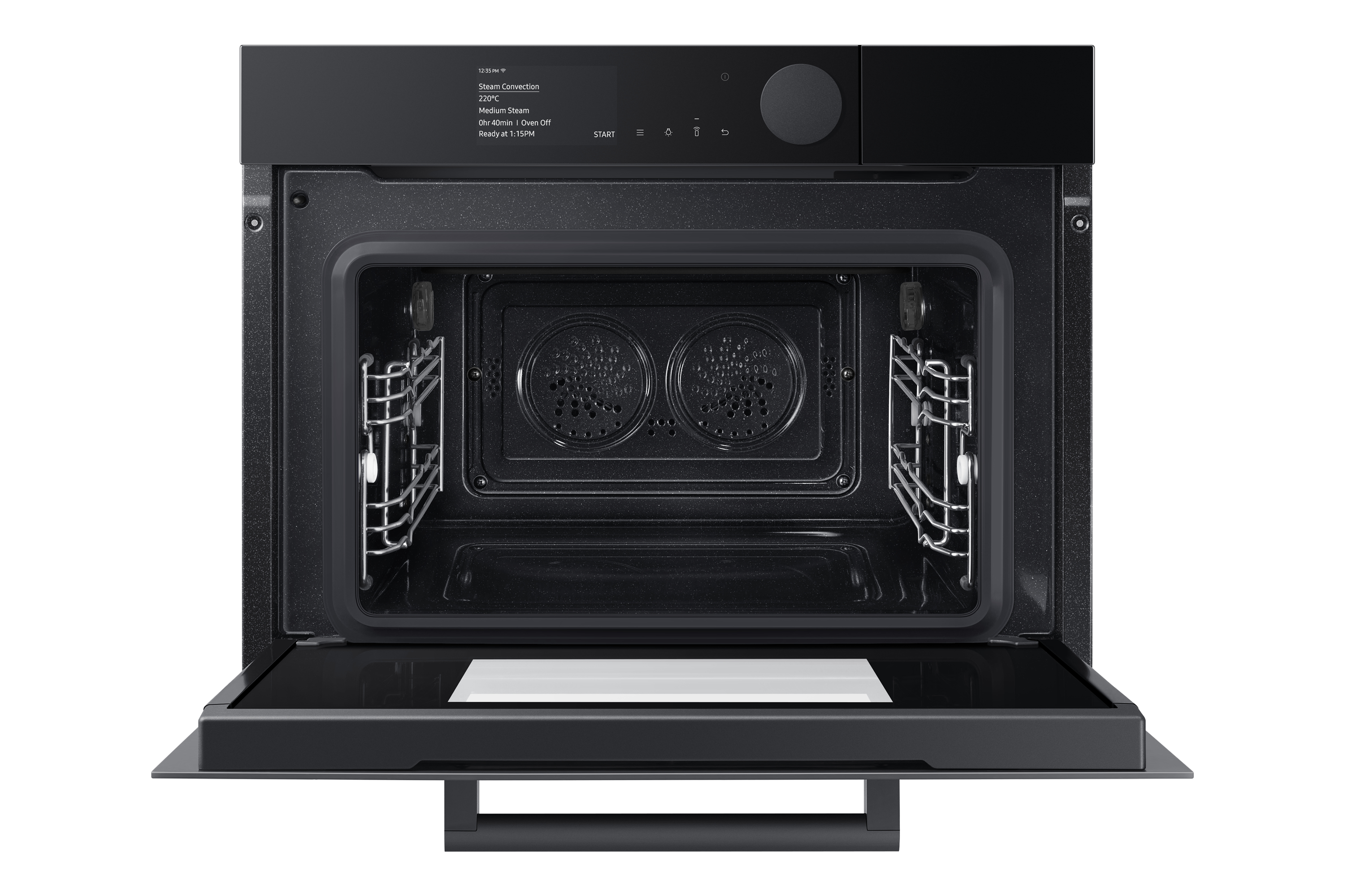 Forno nero aperto con due griglie all'interno. La porta è aperta. Lo sfondo è bianco.