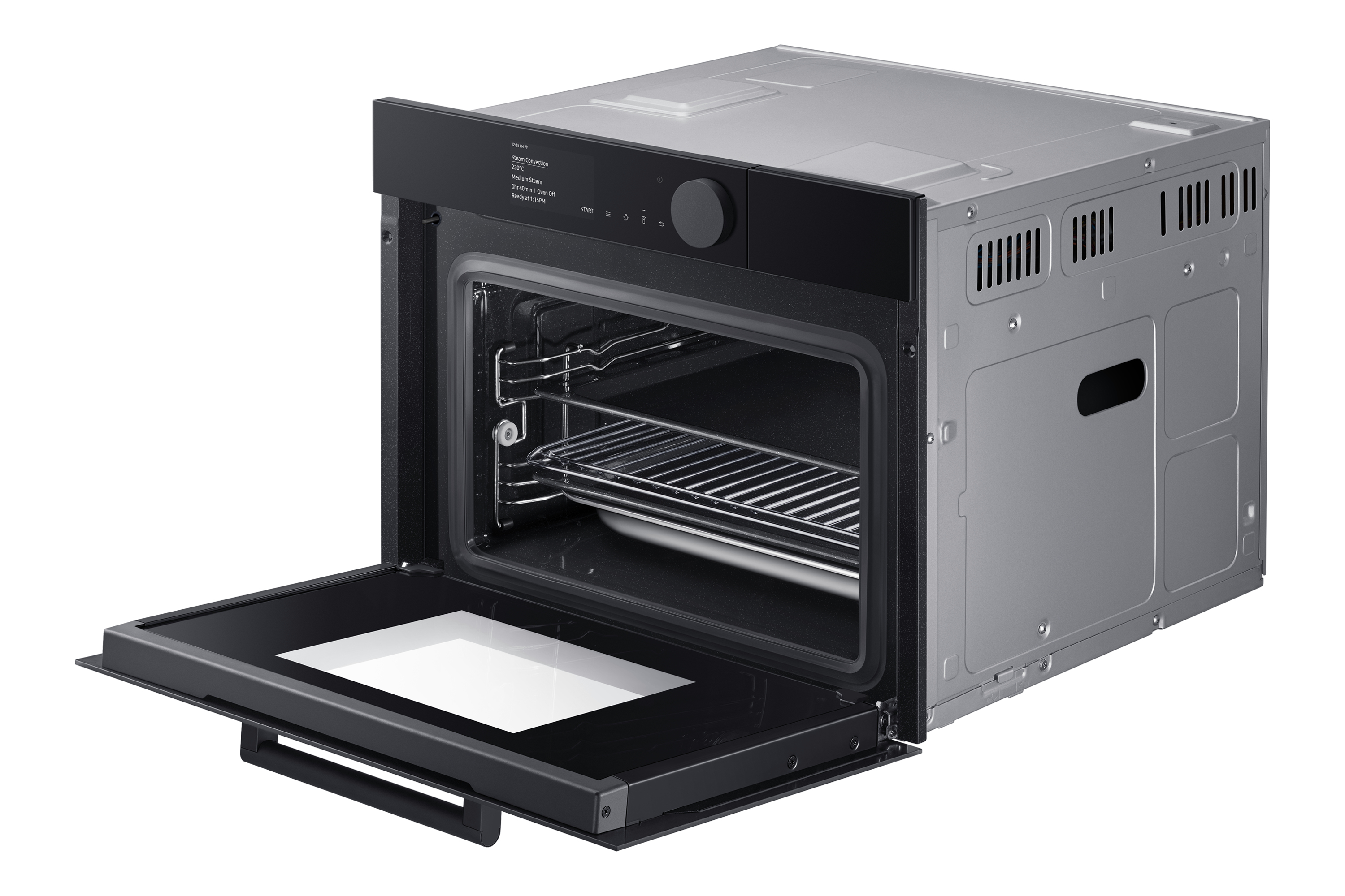 Un forno a incasso aperto, che mostra l'interno con ripiani e una teglia, su sfondo bianco.