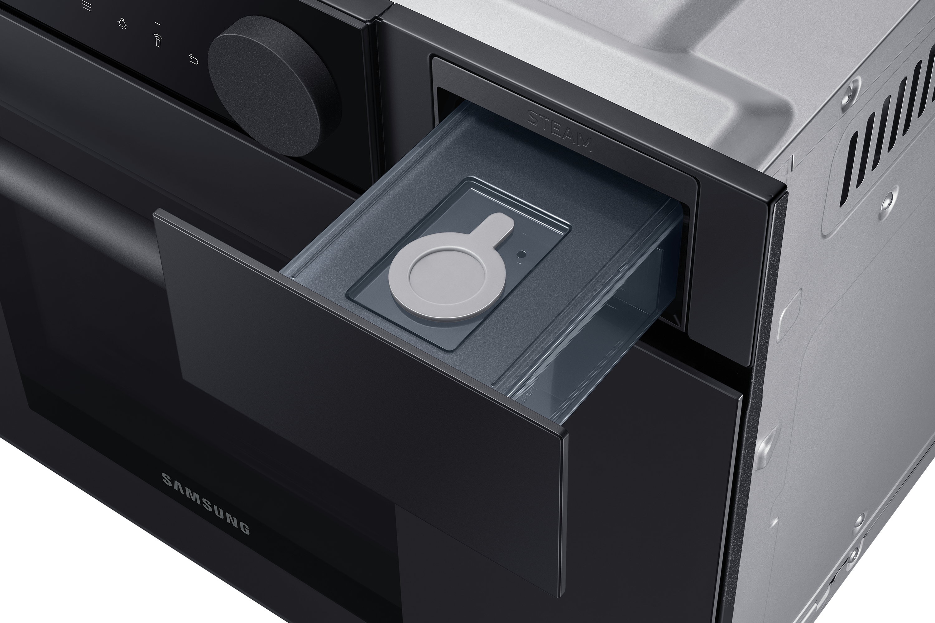 Primo piano di un forno a microonde Samsung nero, con il cassetto del vassoio vapore aperto.