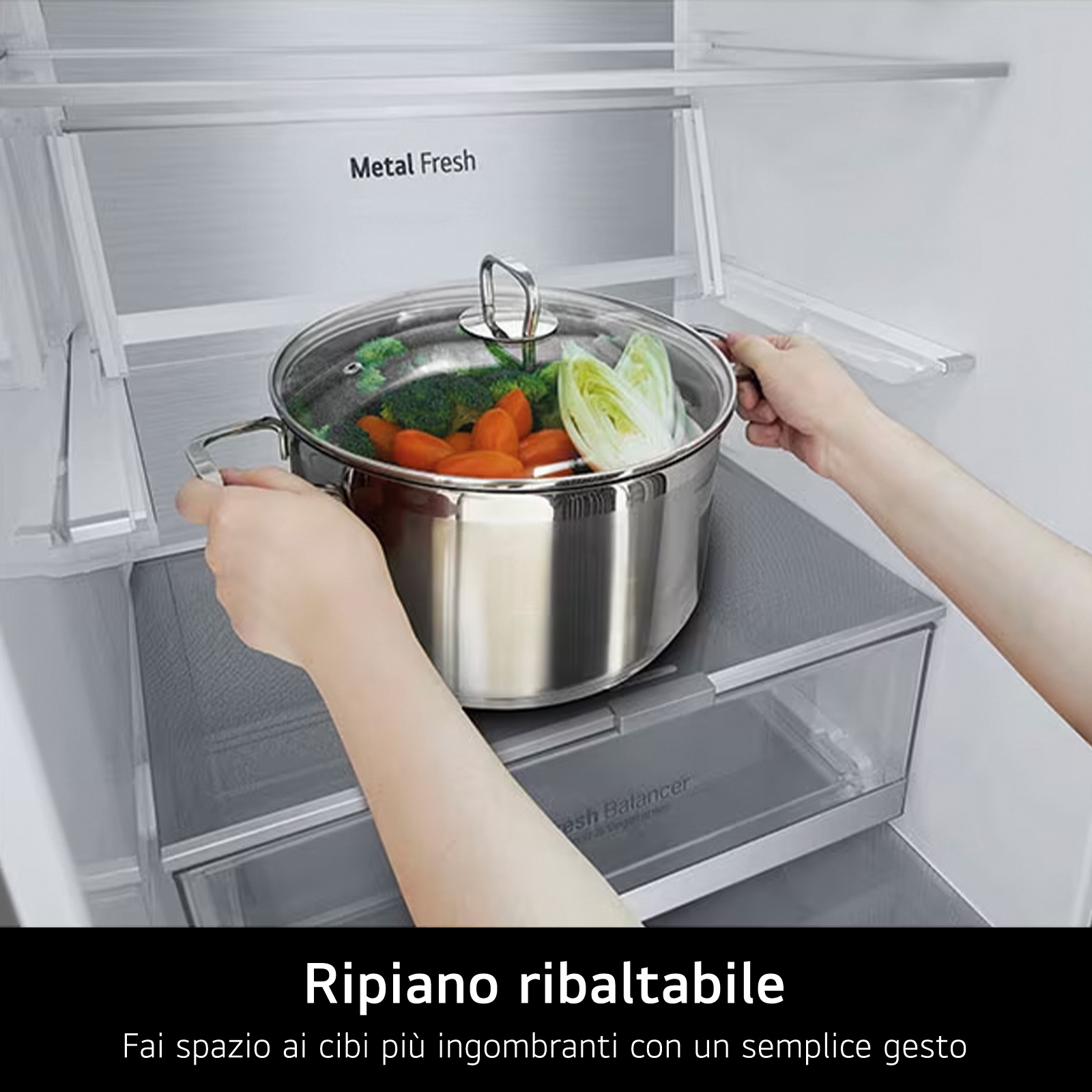 Mani che collocano una pentola con verdure in un cassetto del frigorifero etichettato 'Metal Fresh'. Il testo dice 'Ripiano ribaltabile'.