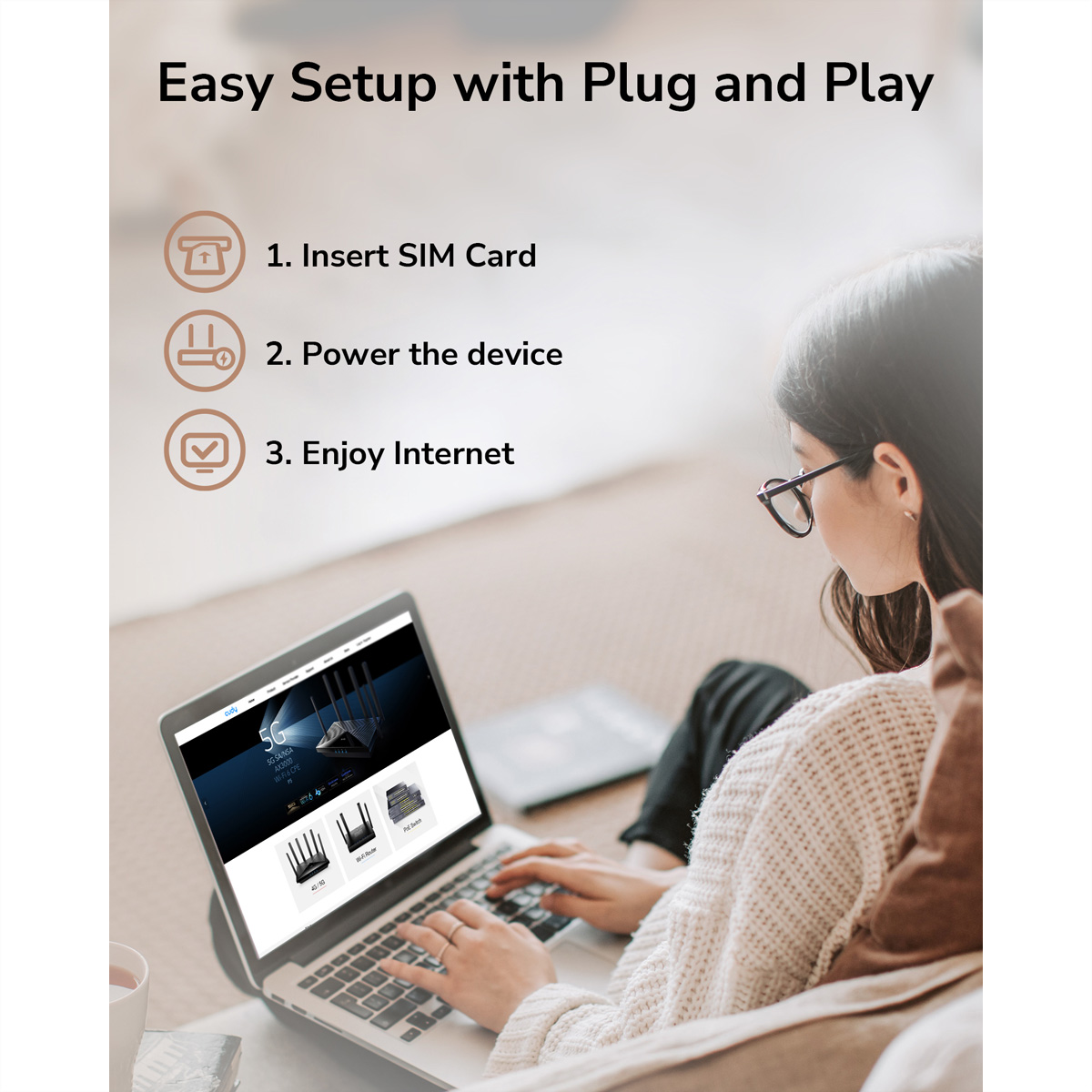 Eine Person arbeitet an einem Laptop, mit Text: Einfache Einrichtung mit Plug and Play. 3 Schritte.
