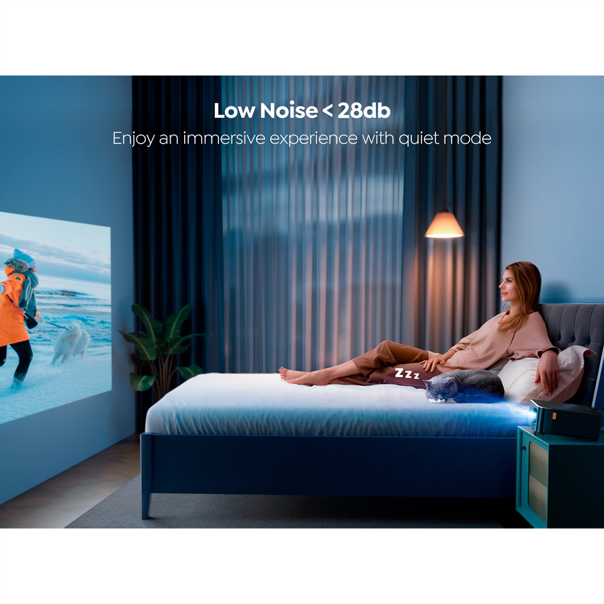 Kobieta w sypialni ogląda film na ścianie. Tekst mówi o niskim hałasie i trybie cichym.