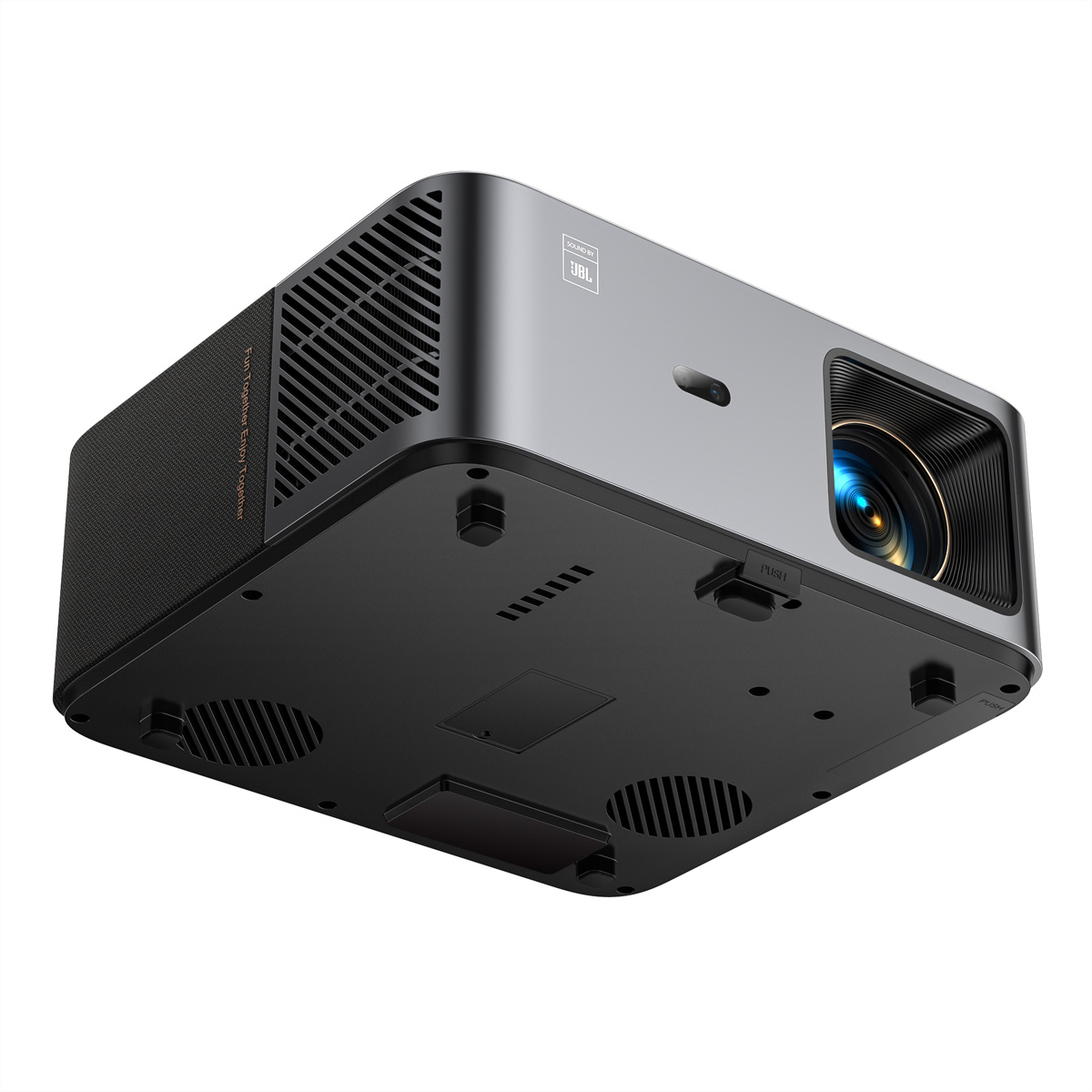 Czarny i szary projektor, widok z boku. Spód z otworami wentylacyjnymi i nóżkami. Obiektyw po prawej stronie.