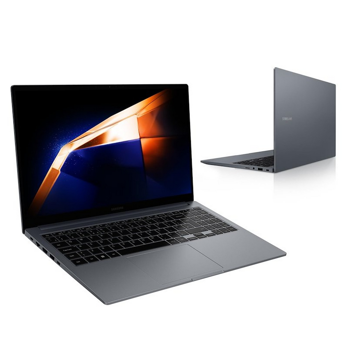 Due laptop, uno aperto, uno chiuso. Laptop grigi con tastiere nere. Sfondo bianco.