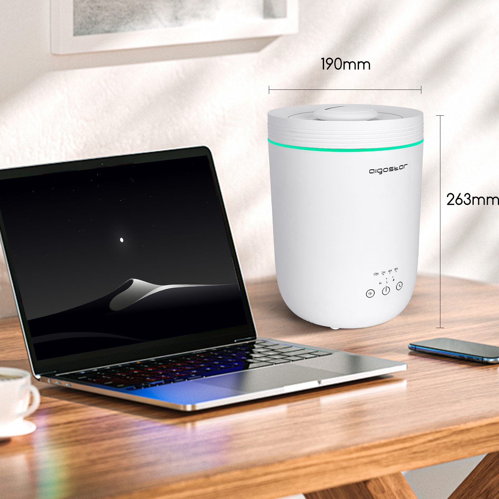 Un purificador de aire blanco con dimensiones, una laptop, un teléfono en un escritorio de madera.
