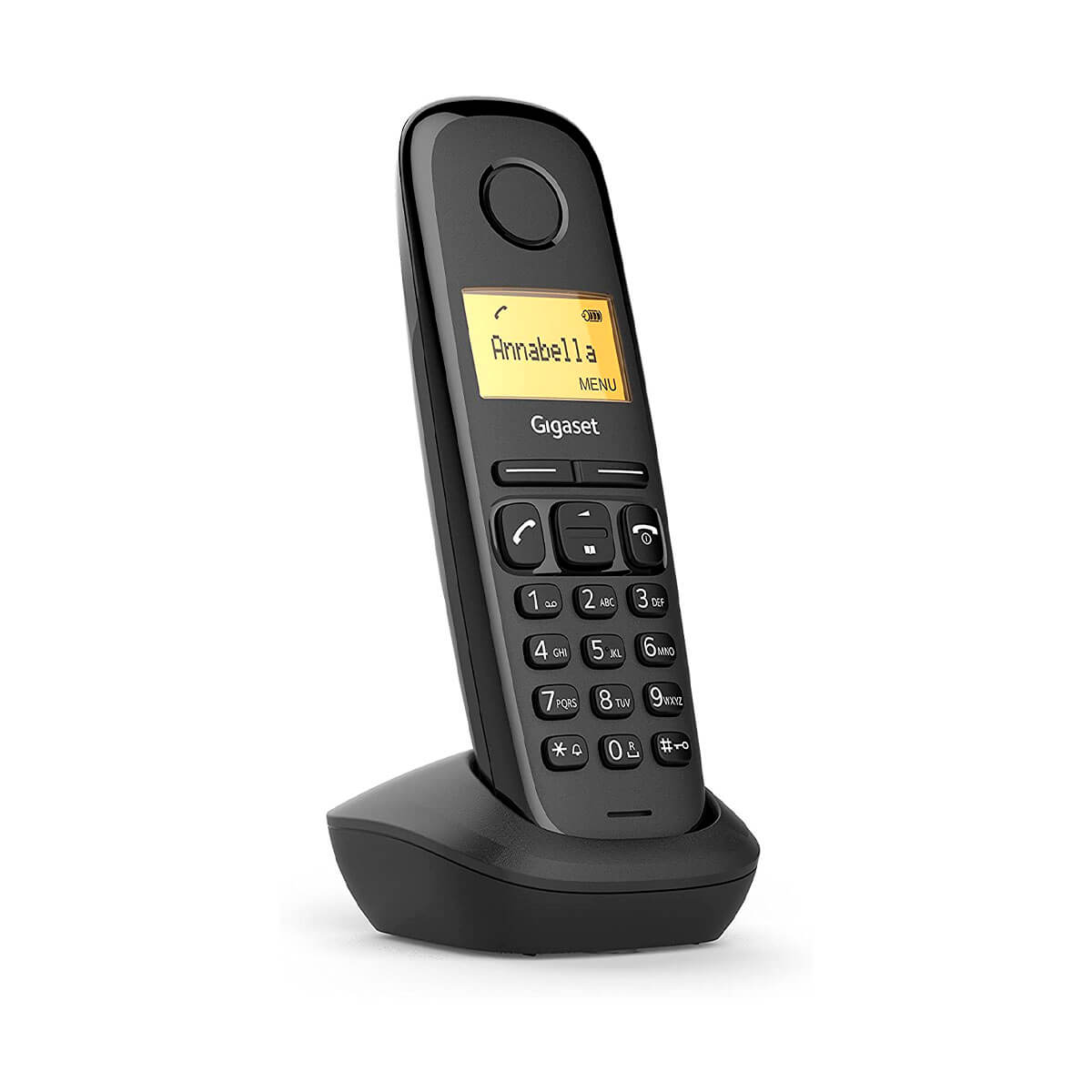 Teléfono inalámbrico negro en su base. La pantalla muestra un nombre. El teclado numérico es visible.