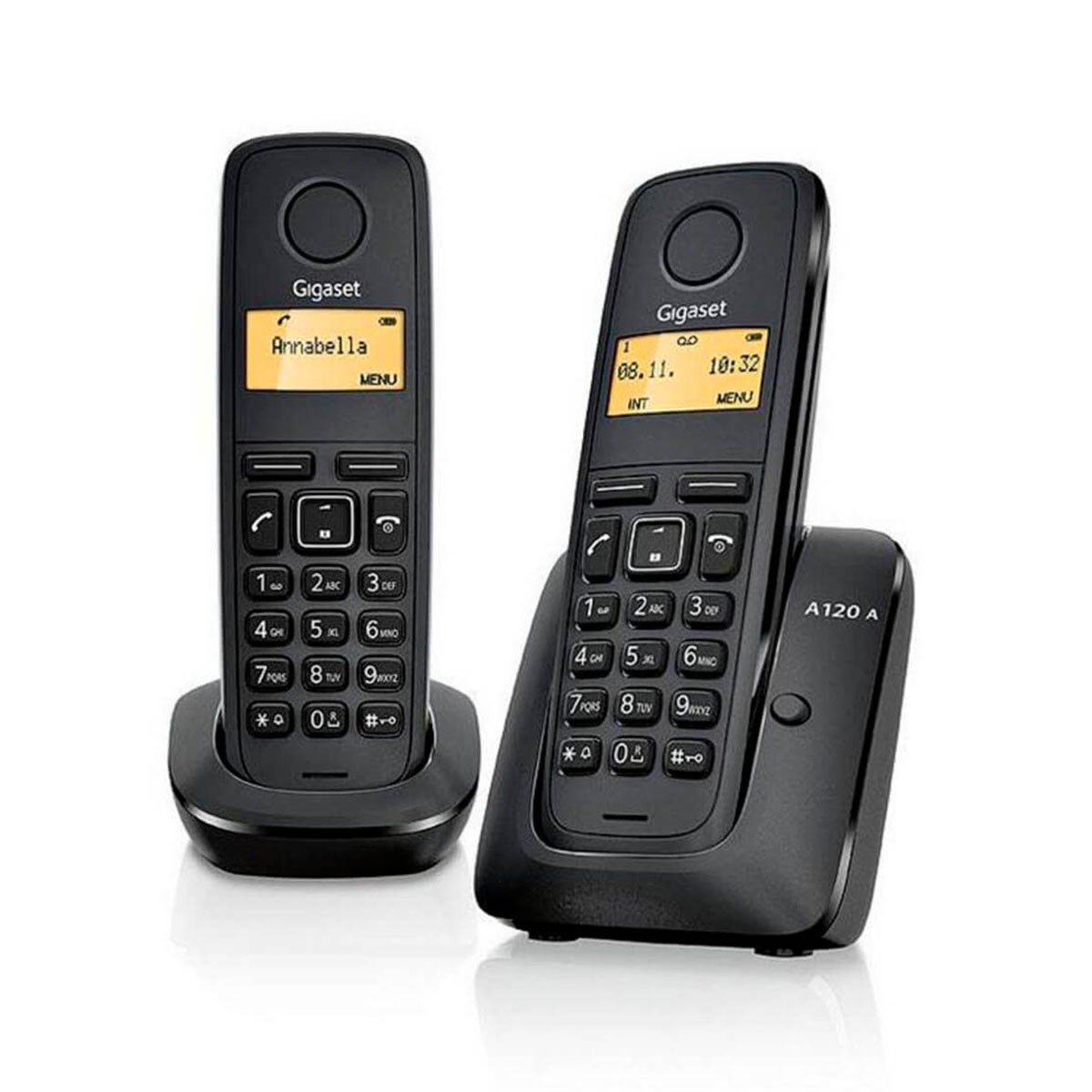 Dos teléfonos inalámbricos Gigaset negros en sus bases de carga, mostrando identificador de llamadas y hora.