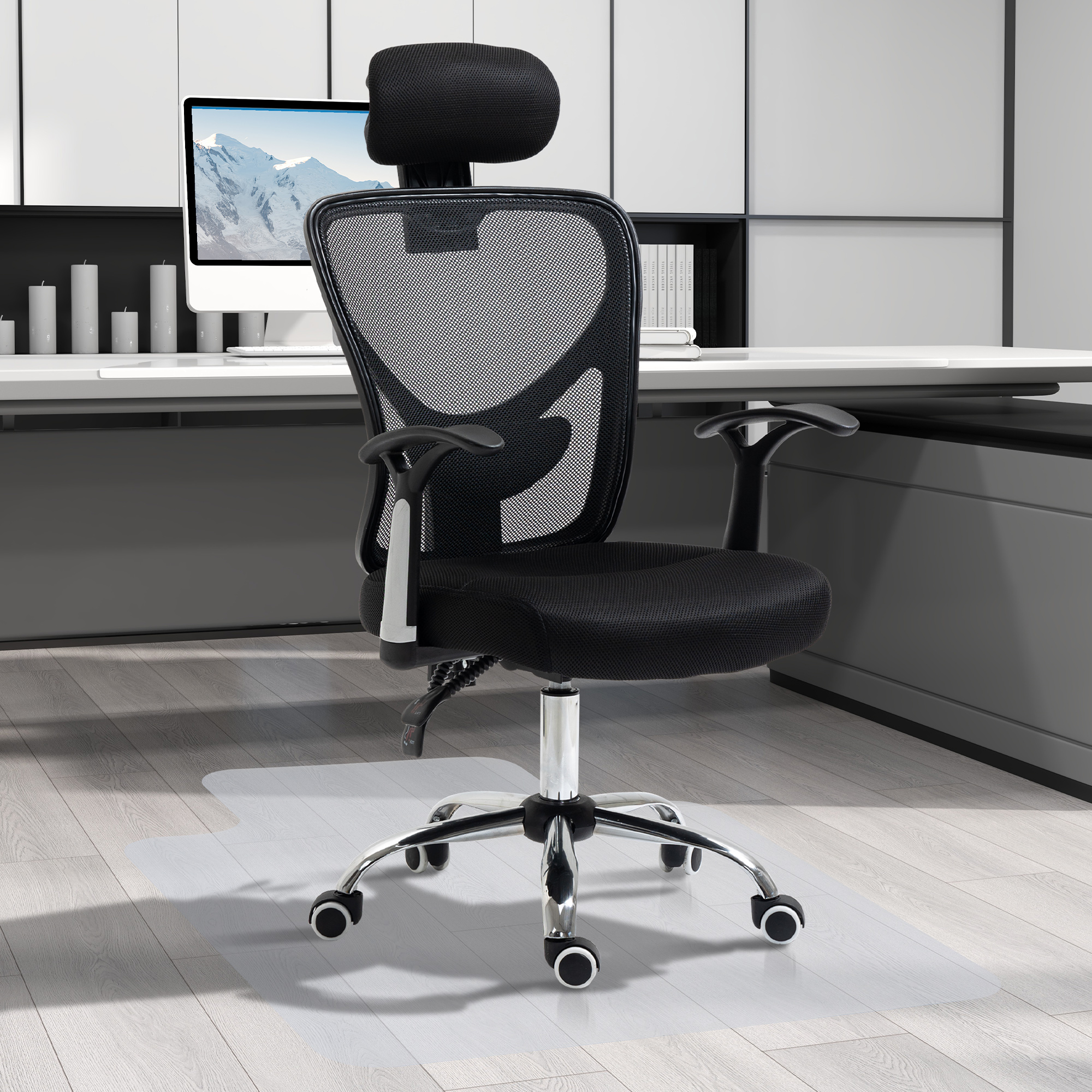Silla de oficina ergonómica negra con respaldo de malla, reposacabezas y protector de suelo transparente.