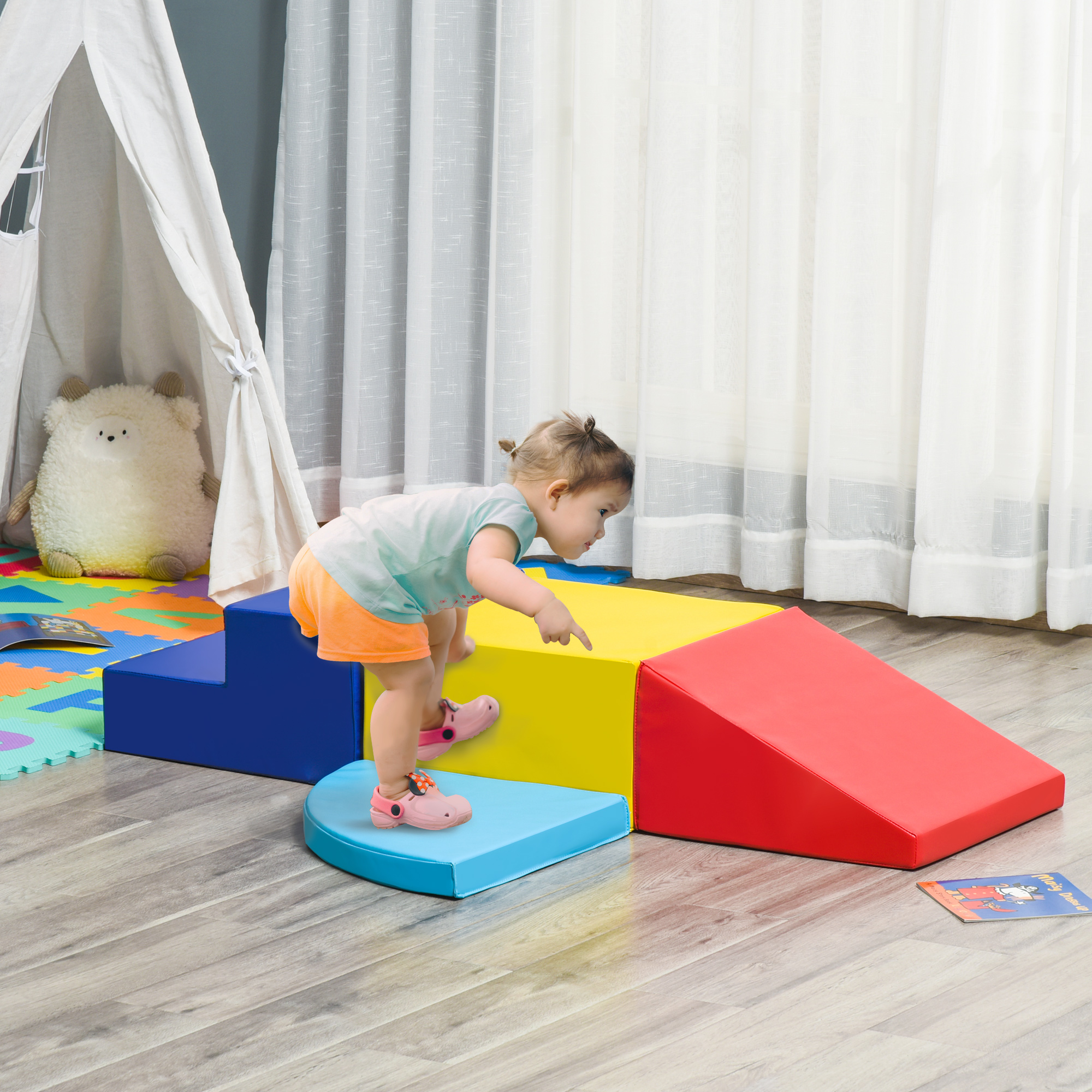 Un bambino piccolo che arrampica su blocchi di schiuma colorati in una sala giochi.