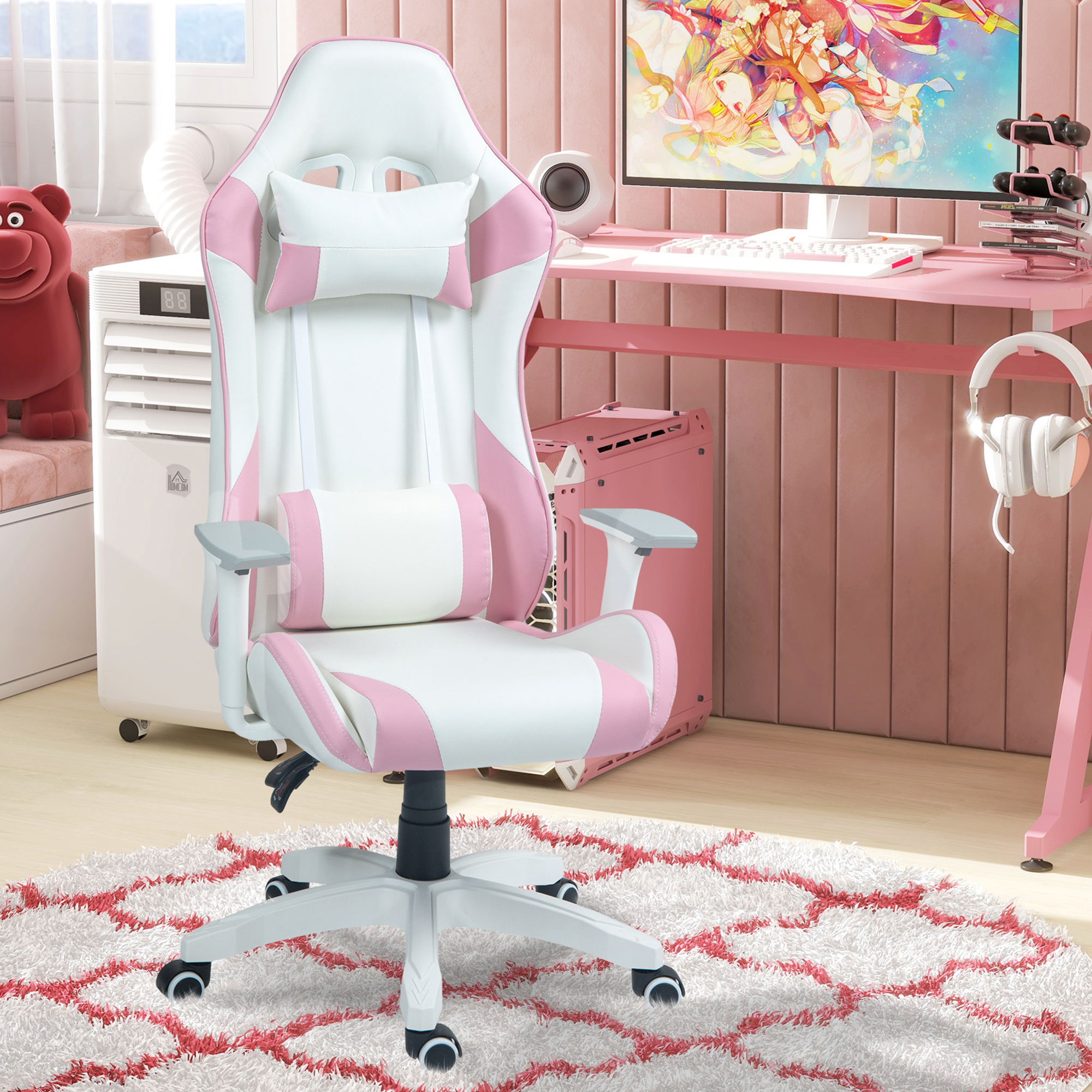 Una silla gamer rosa y blanca con una alfombra blanca y un escritorio de computadora.