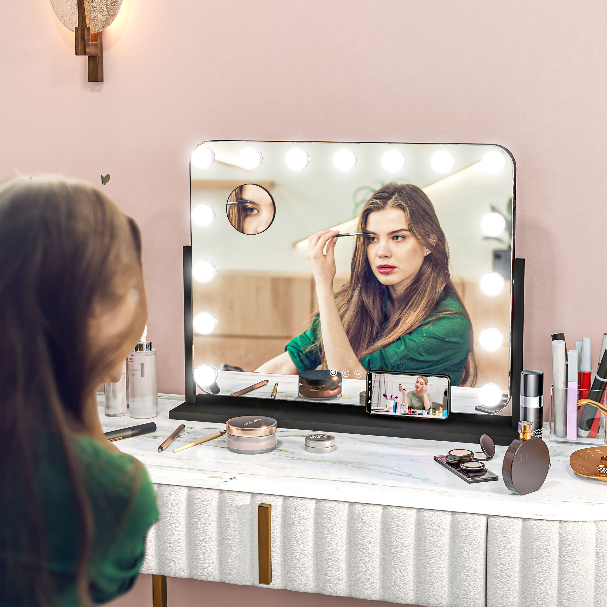 Mujer maquillándose frente a un espejo de tocador iluminado con cosméticos en la mesa.