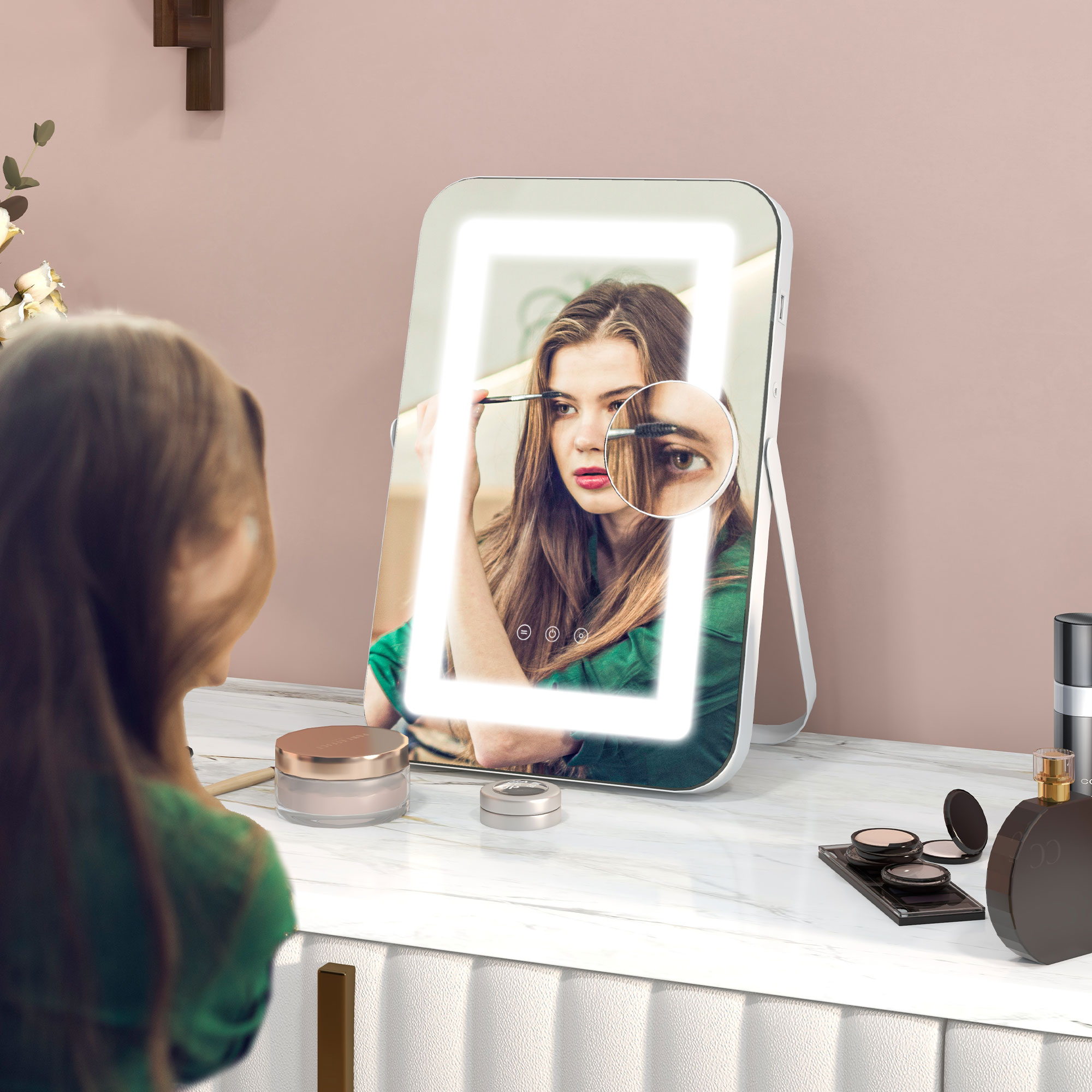 Donna che si trucca davanti a uno specchio da trucco illuminato, con prodotti per il trucco.