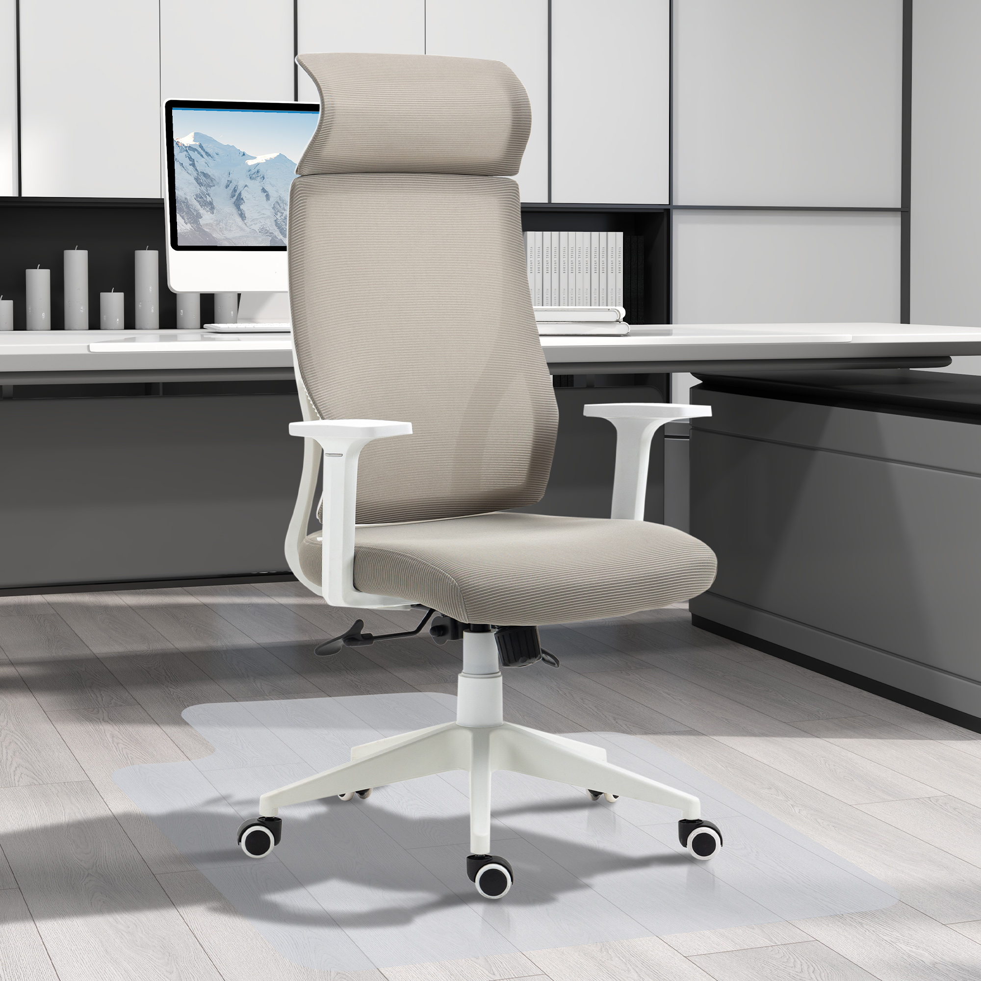 Una silla de oficina sobre un protector de suelo. La silla es beige con detalles blancos. Un monitor es visible.