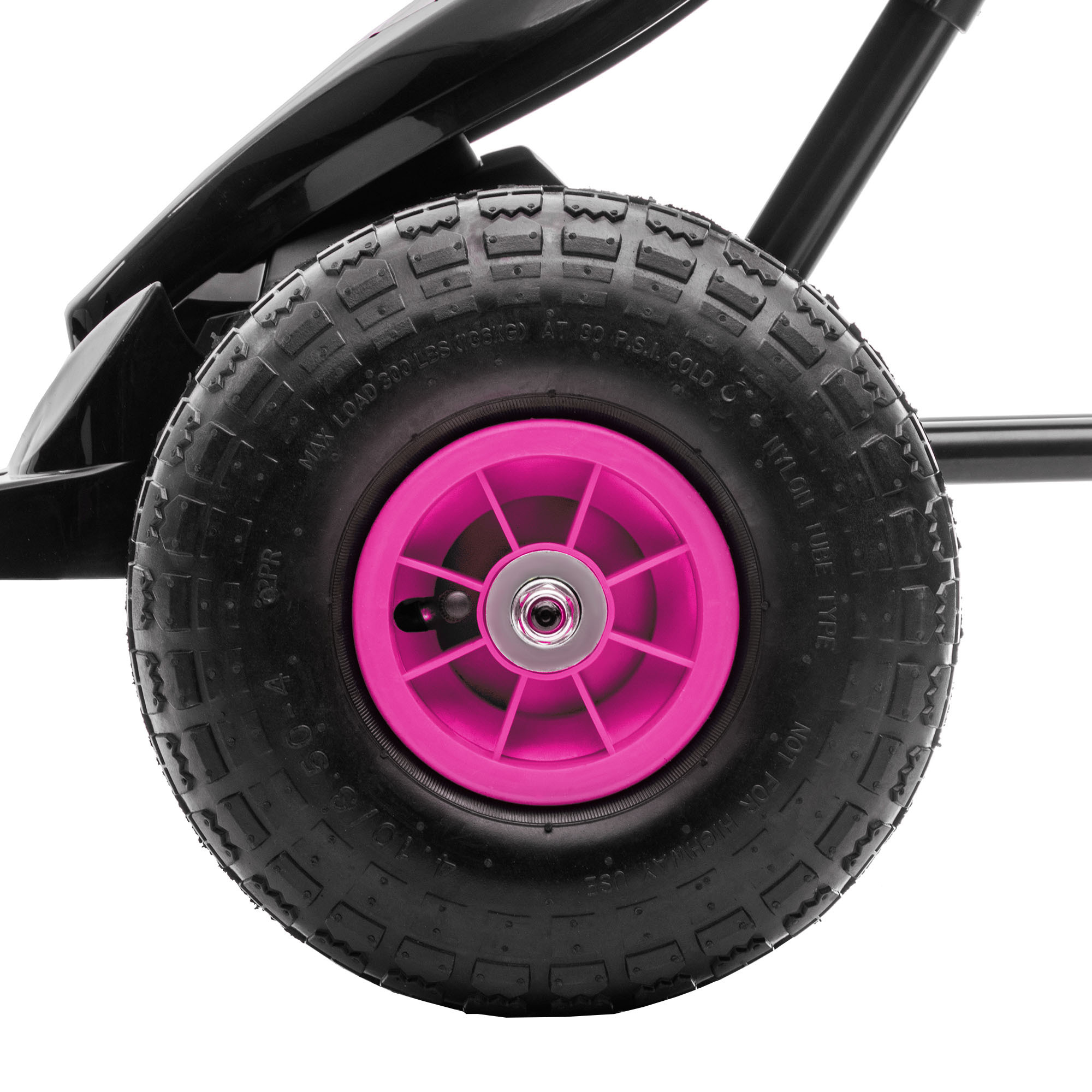 Primo piano di uno pneumatico nero con centro rosa su un carrello nero.