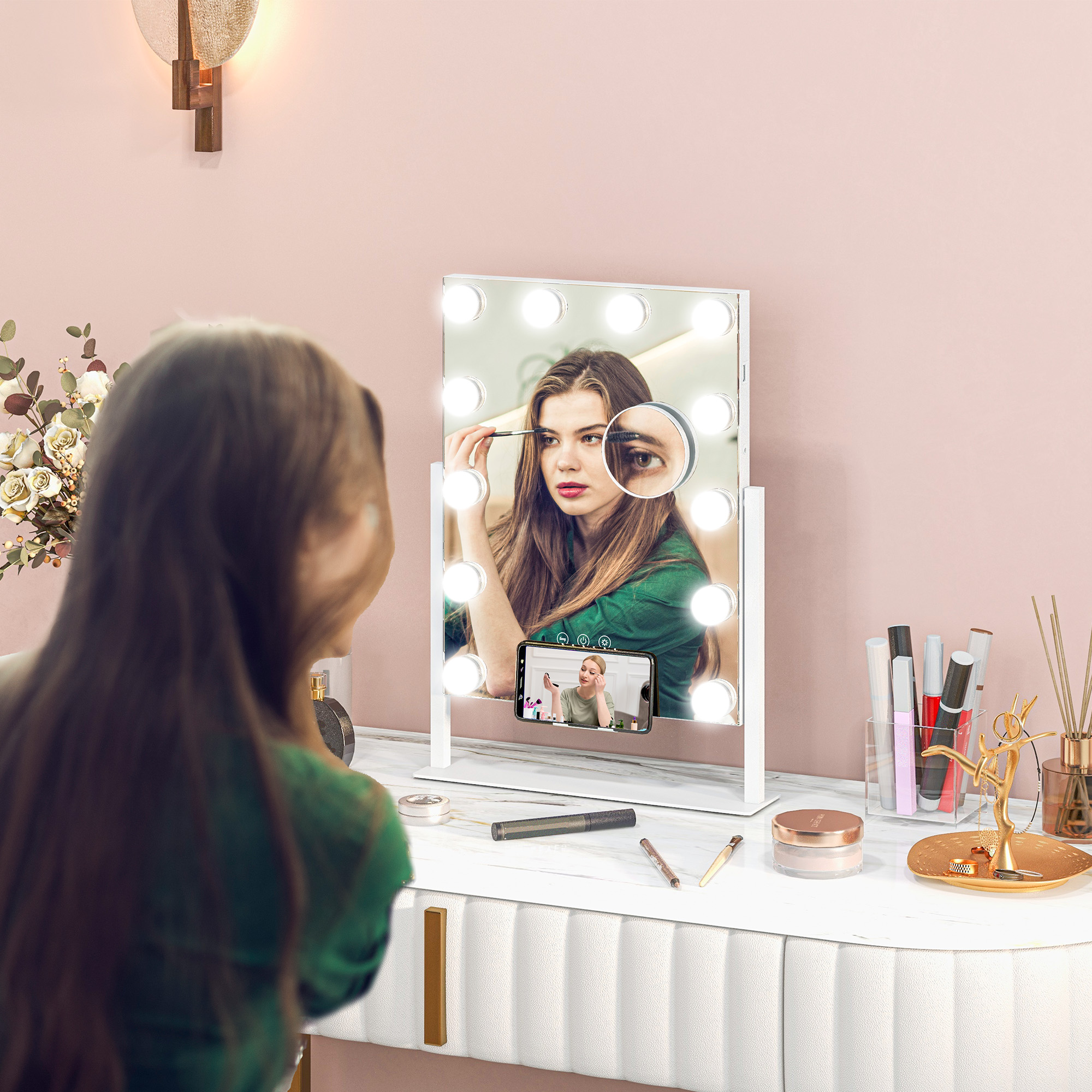 Una mujer usando un espejo de maquillaje iluminado con un soporte para teléfono.
