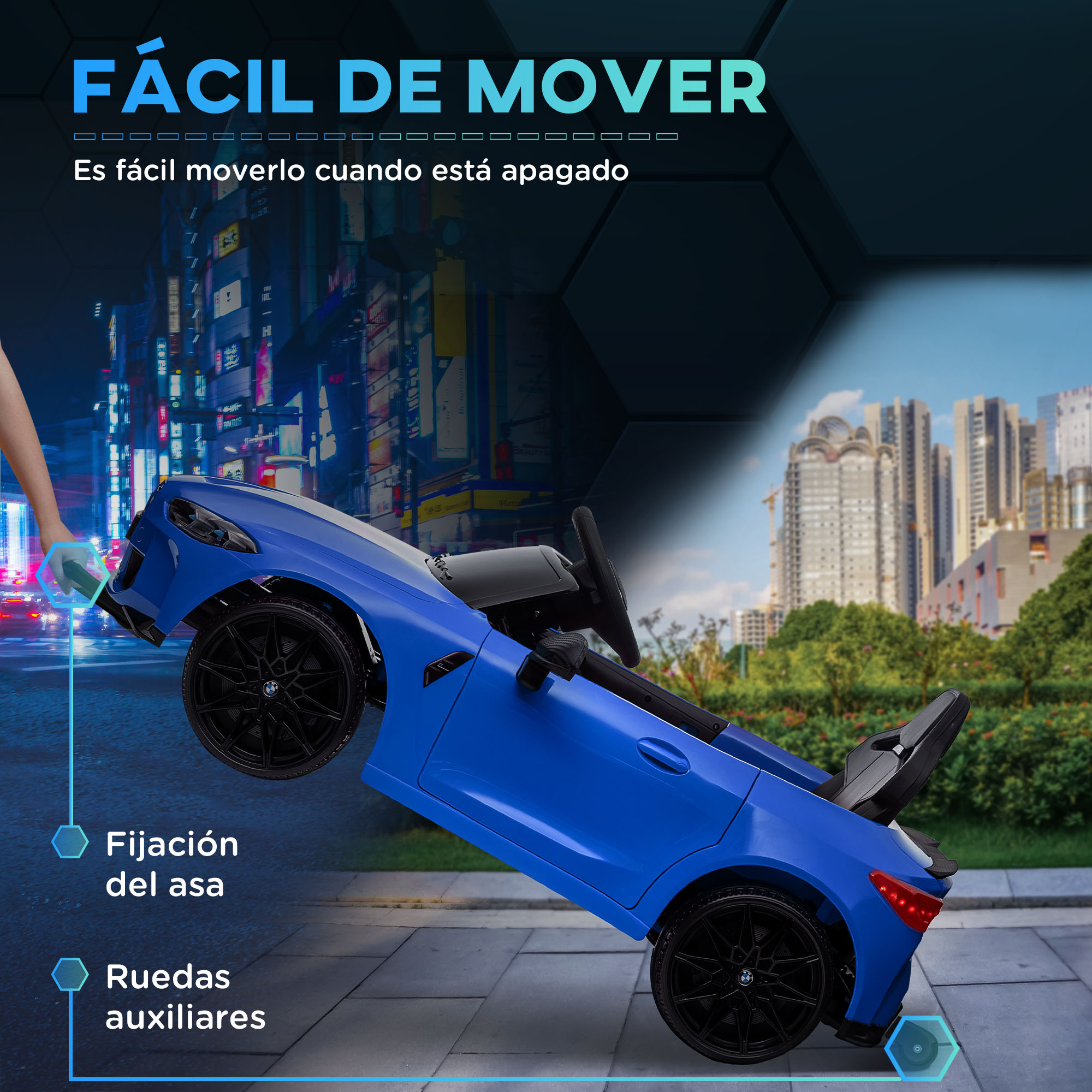 Coche de juguete azul en movimiento. Con asa para dirigir y ruedas auxiliares, en una calle.