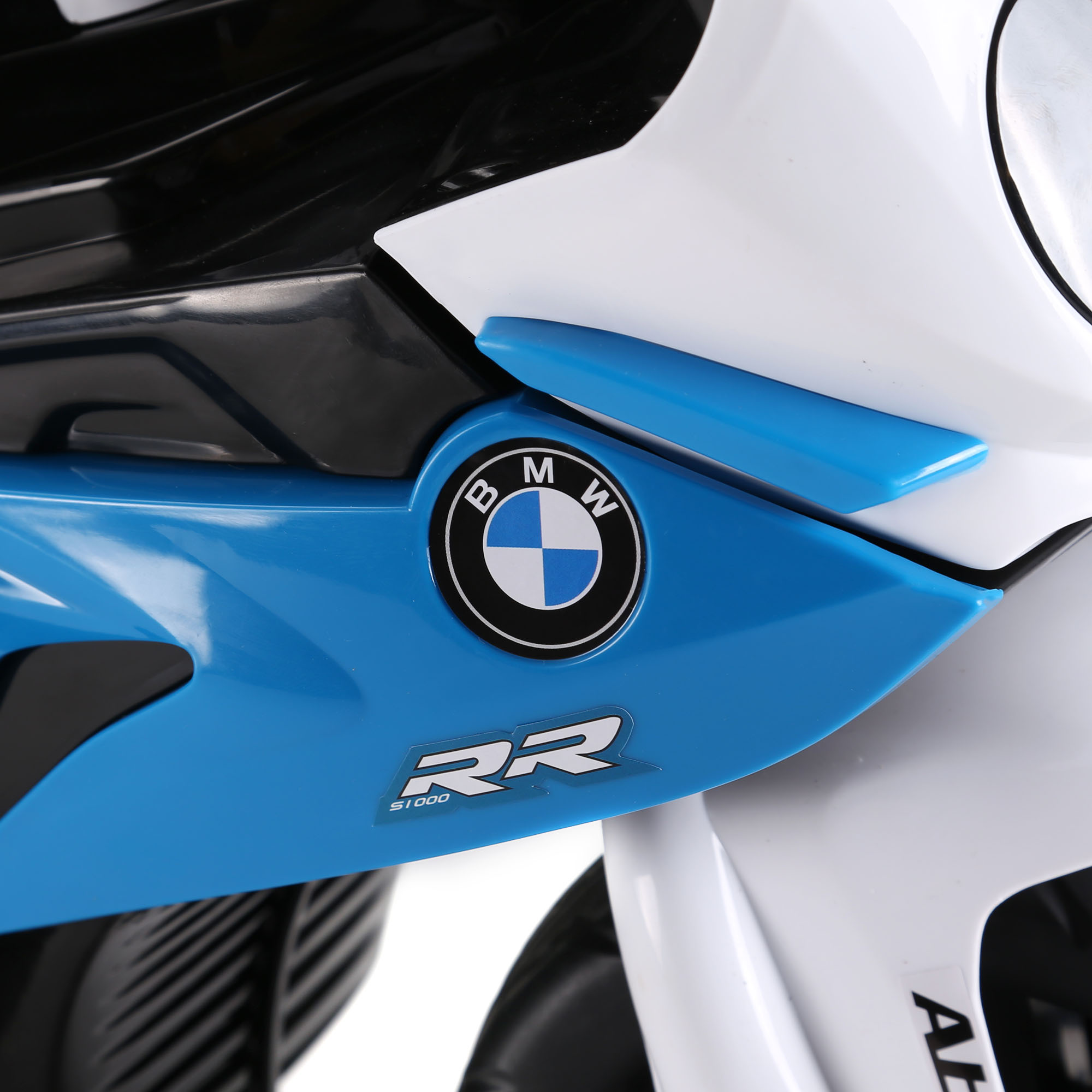 Primer plano de una moto de juguete azul y blanca con el logo de BMW.