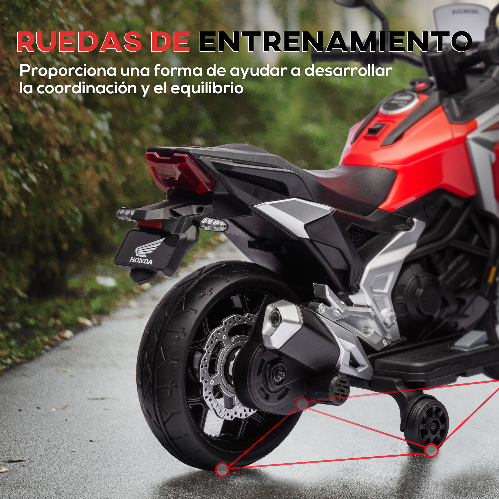 Vista trasera de una moto Honda roja y negra con ruedas de entrenamiento, sobre una superficie mojada.
