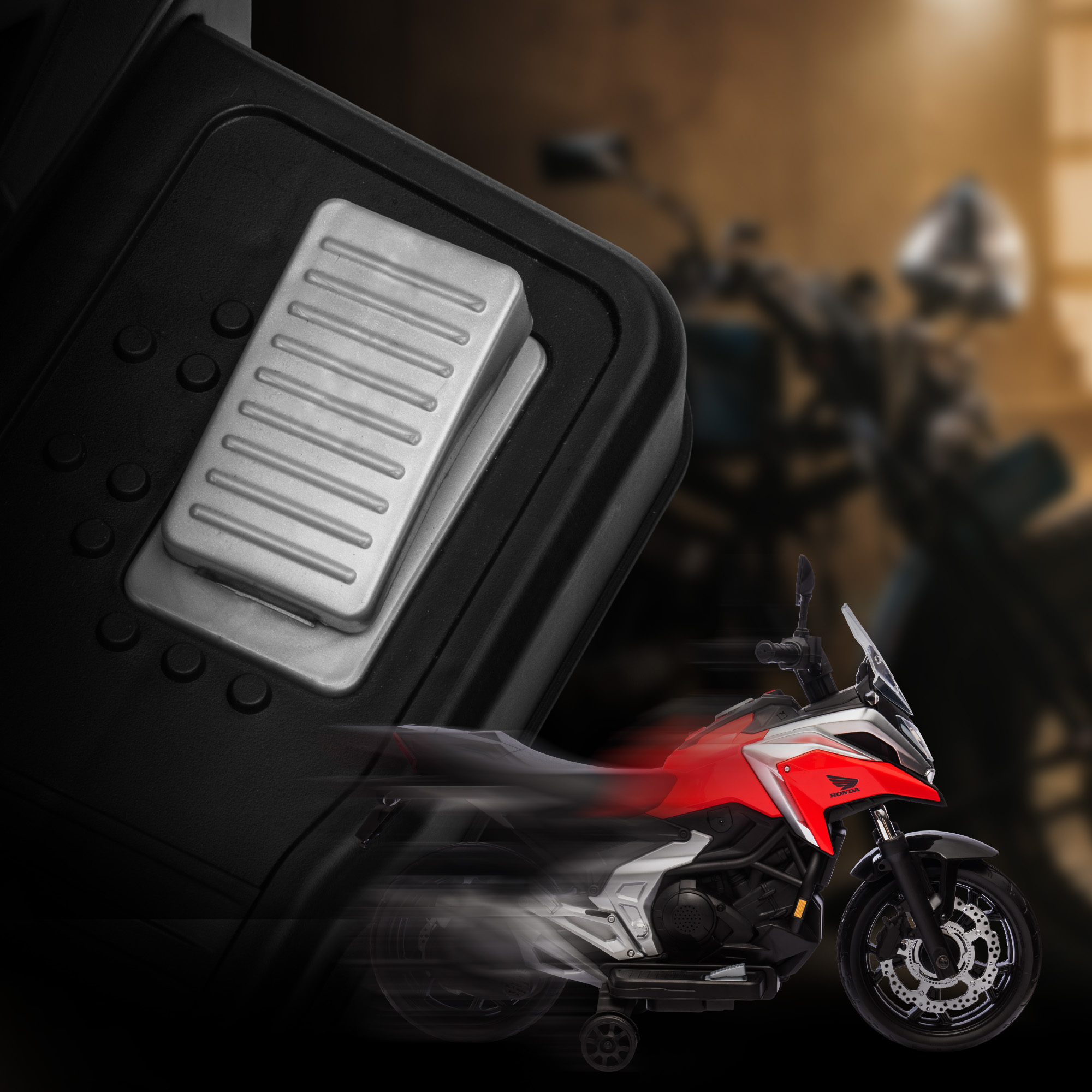 Una moto de juguete roja y plateada con base negra, pedal y fondo borroso.