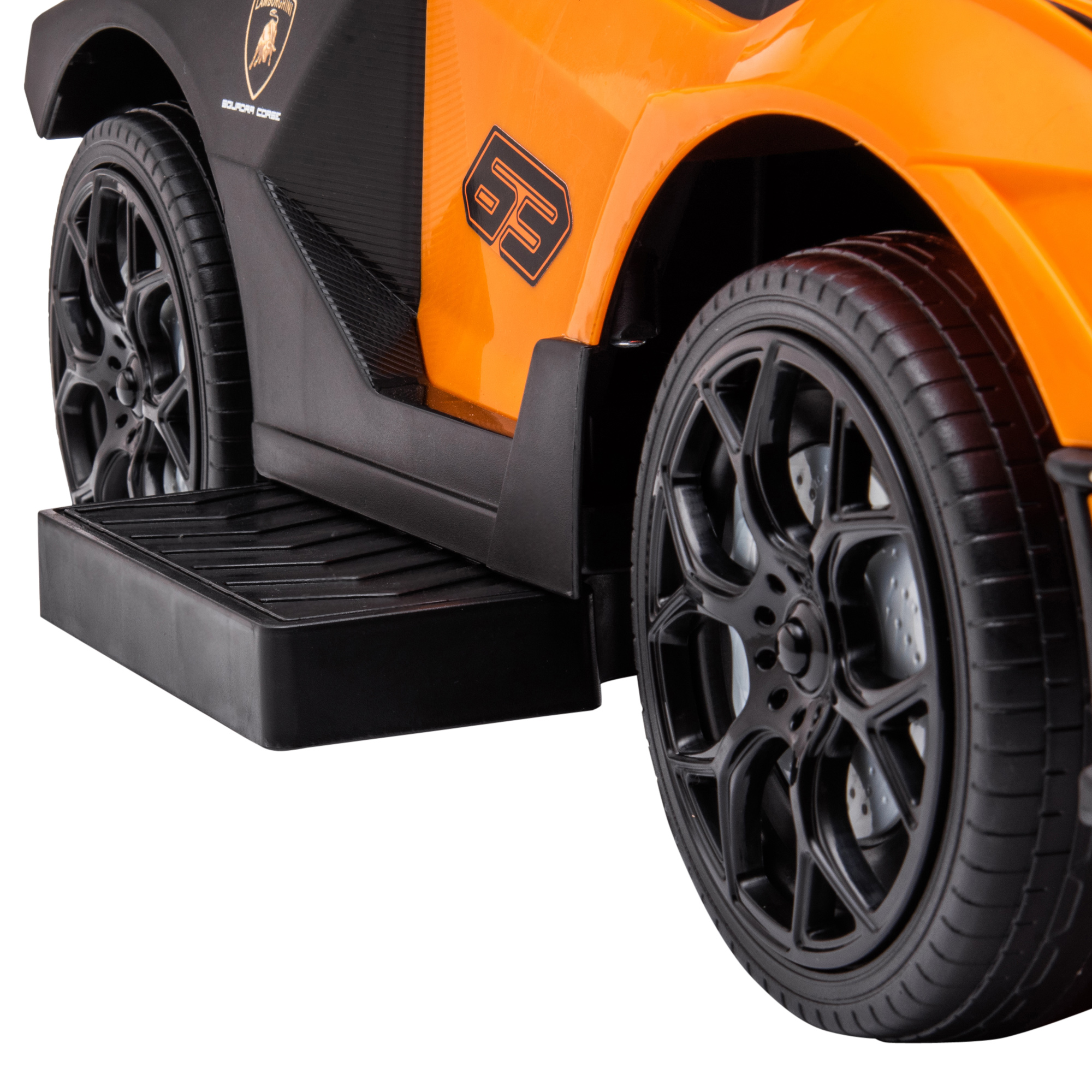 Un coche de juguete naranja con ruedas negras. El coche tiene un escalón negro y carrocería naranja con el número 63.