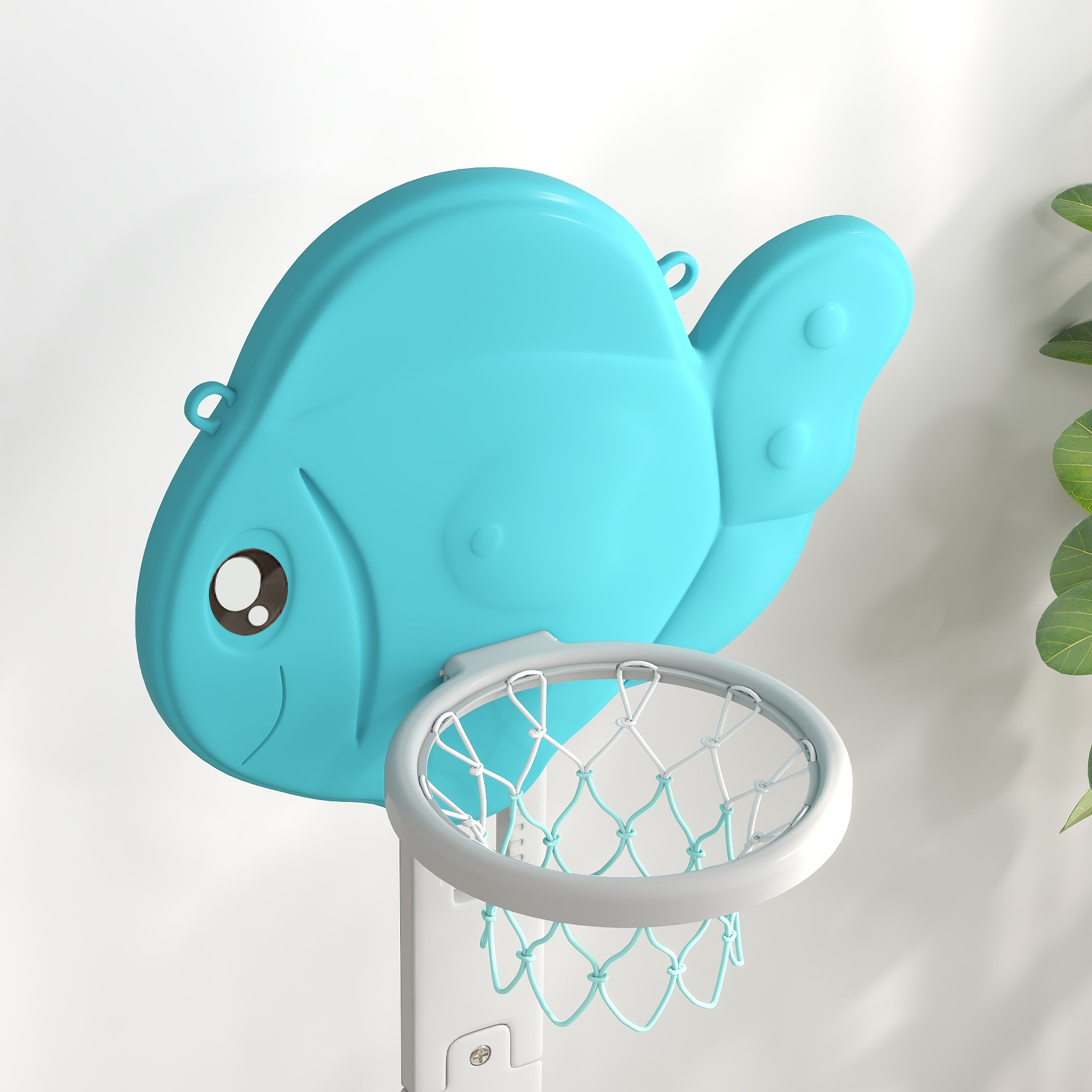 Canasta de baloncesto con forma de pez azul. Red y aro blancos sobre un soporte blanco.