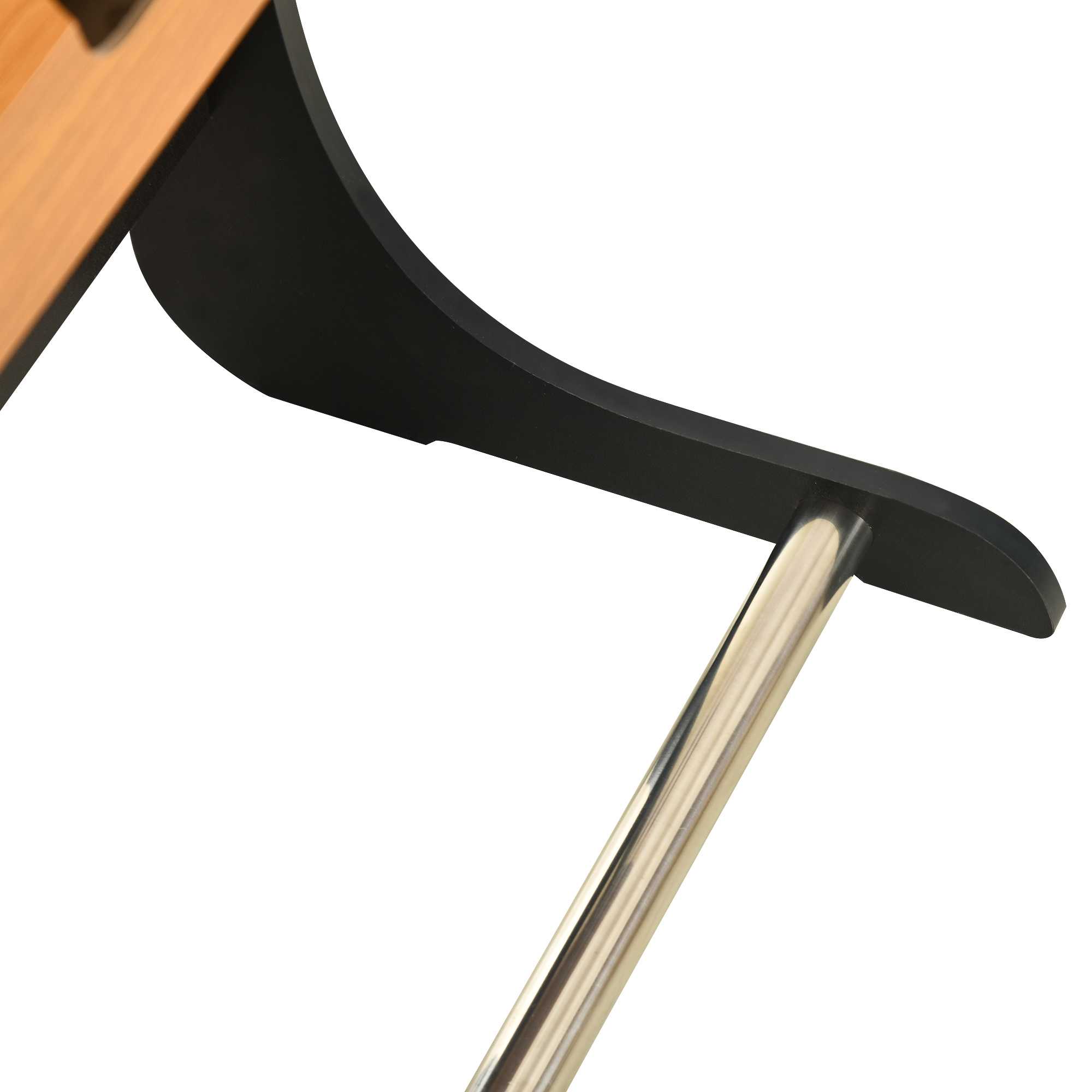 Primer plano de un marco de silla de madera y metal.