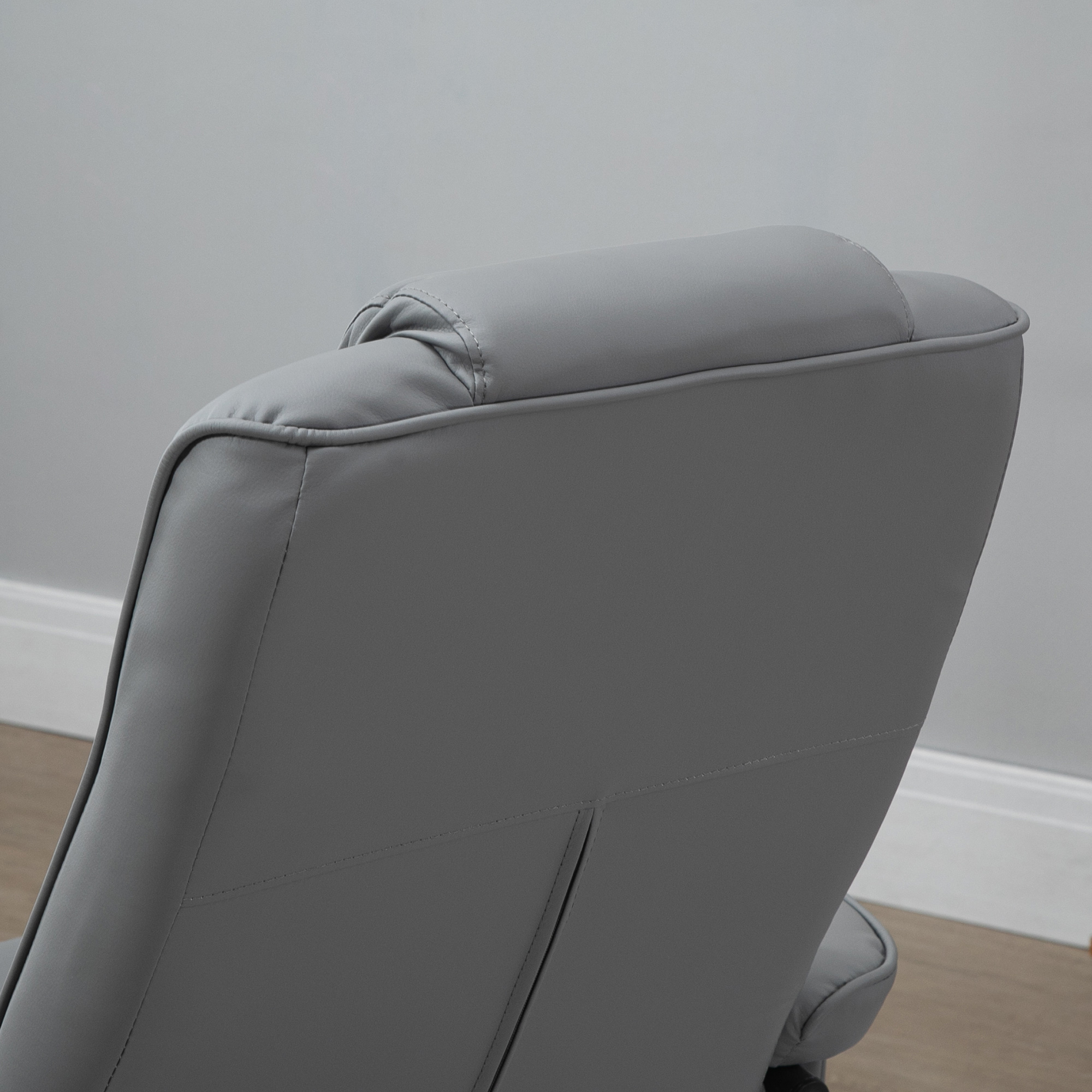 Reposacabezas de silla reclinable gris desde atrás, mostrando las costuras.