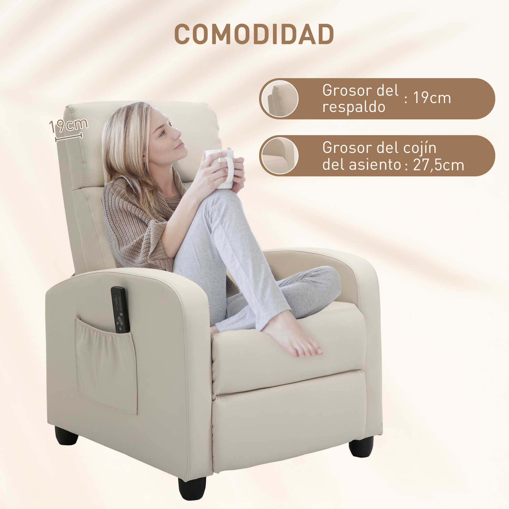 Una mujer está sentada en un sillón crema, sosteniendo una taza, con un mando a distancia en el bolsillo.