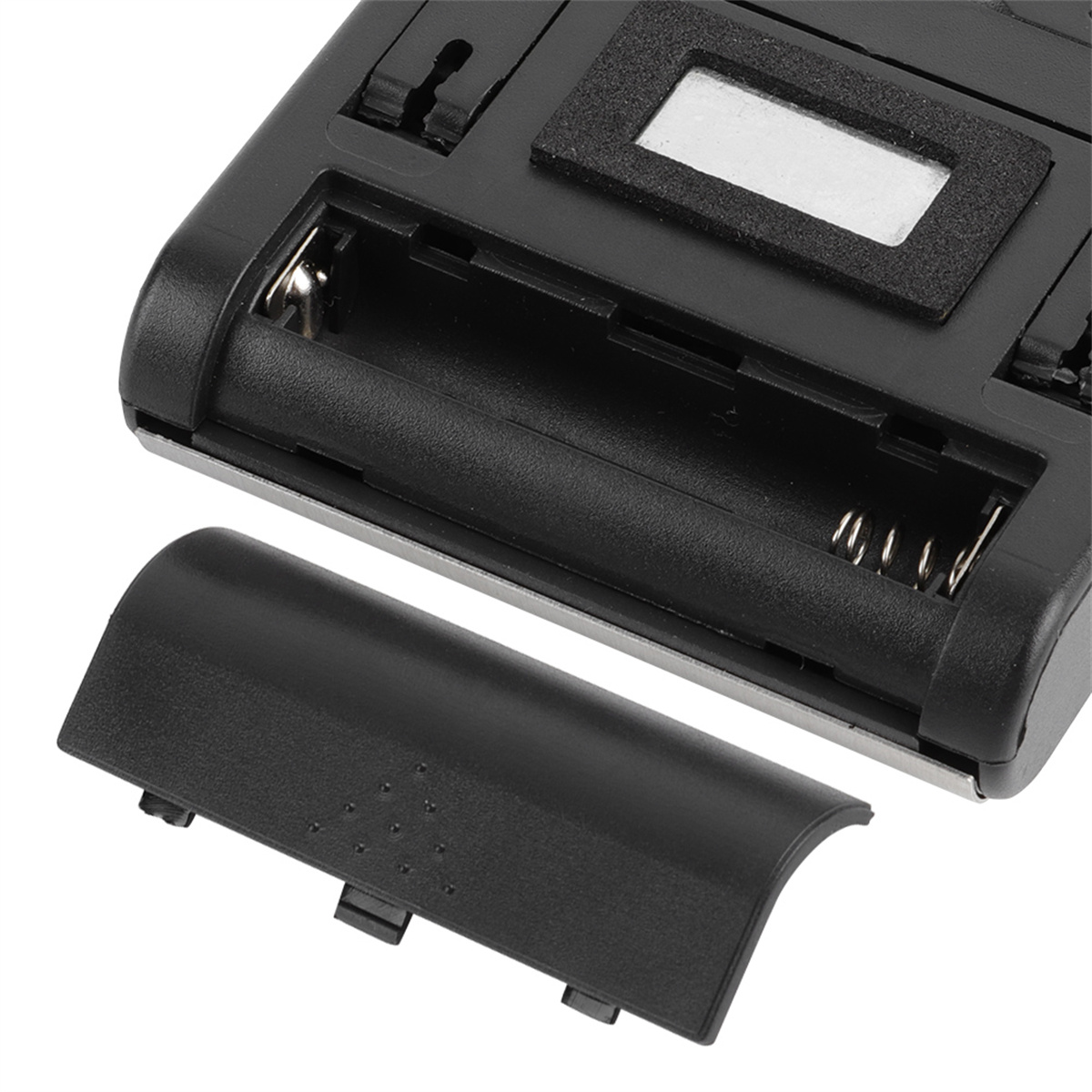 Schwarzes Gerät mit offenem Batteriefach, das Batterien zeigt.