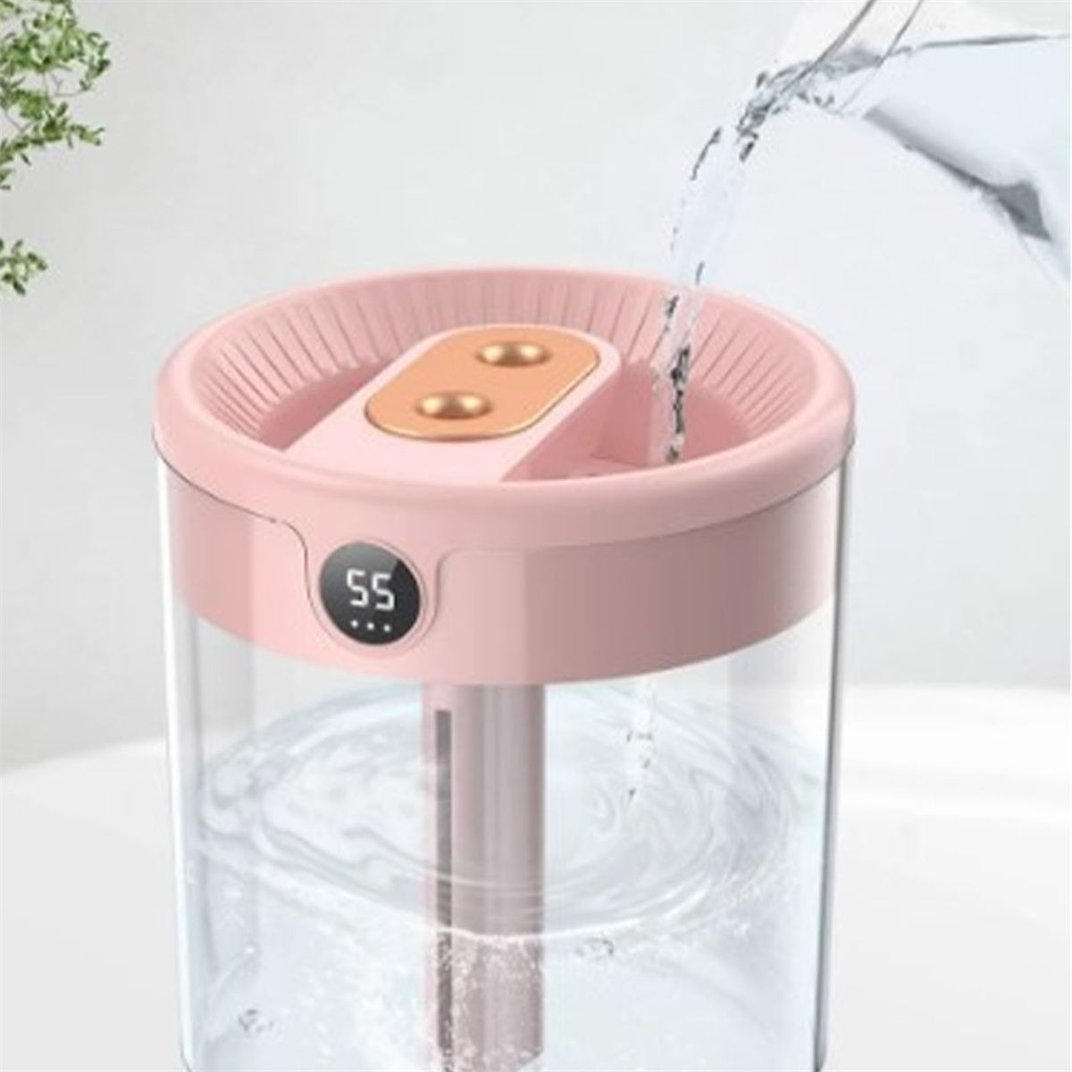 Rosa Luftbefeuchter mit Wasser im Inneren. Anzeige zeigt die Zahl 55. Weißer Hintergrund.