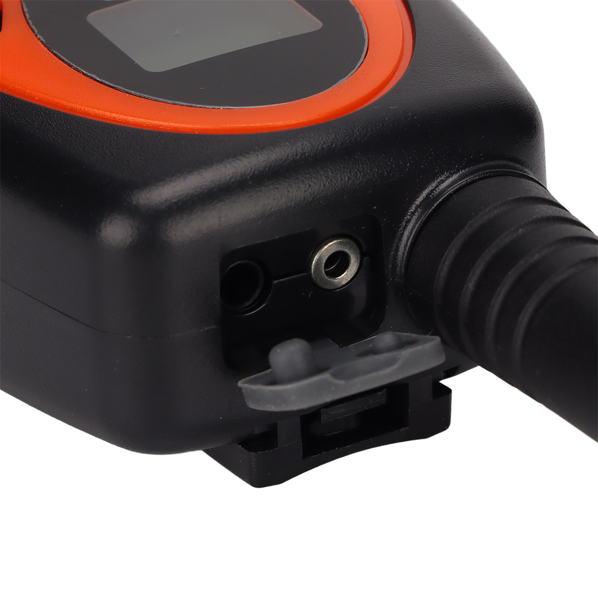 Schwarz-oranges Walkie-Talkie mit Anschlüssen. Eine kleine, graue Abdeckung ist geöffnet. Nahaufnahme.