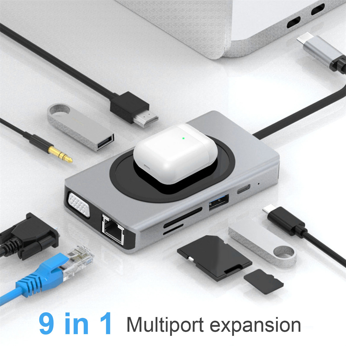Ein Multiport-Erweiterungs-Hub mit verschiedenen Anschlüssen und einem weißen kabellosen Ladepad.