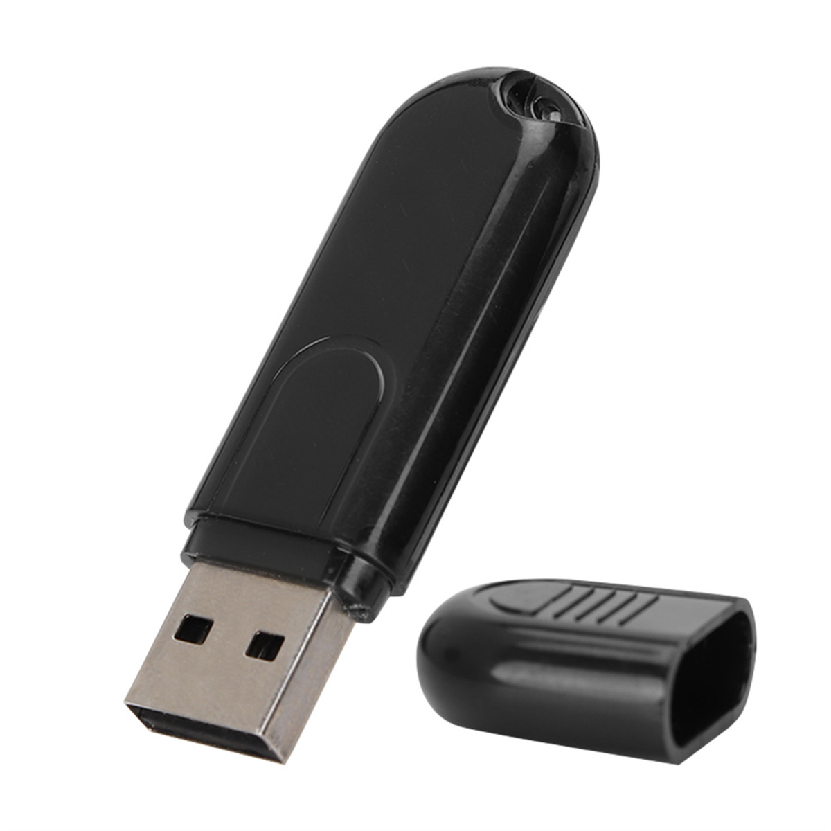 Ein schwarzer USB-Stick mit daneben liegender Kappe, vor weißem Hintergrund.