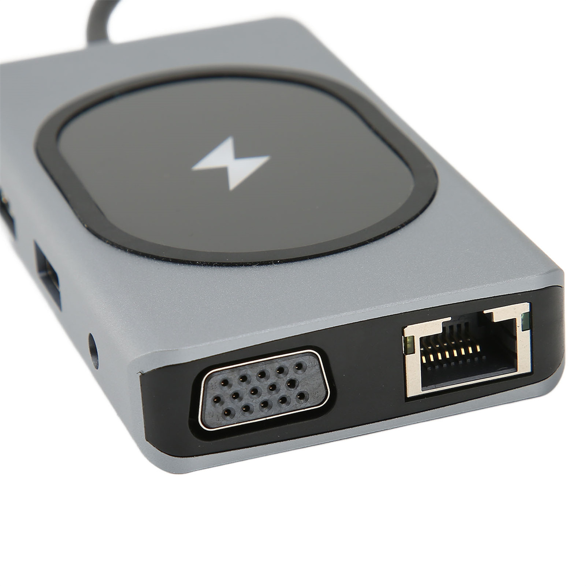 Grauer Hub mit mehreren Anschlüssen. Enthält USB, Ethernet, VGA und ein kabelloses Ladepad.
