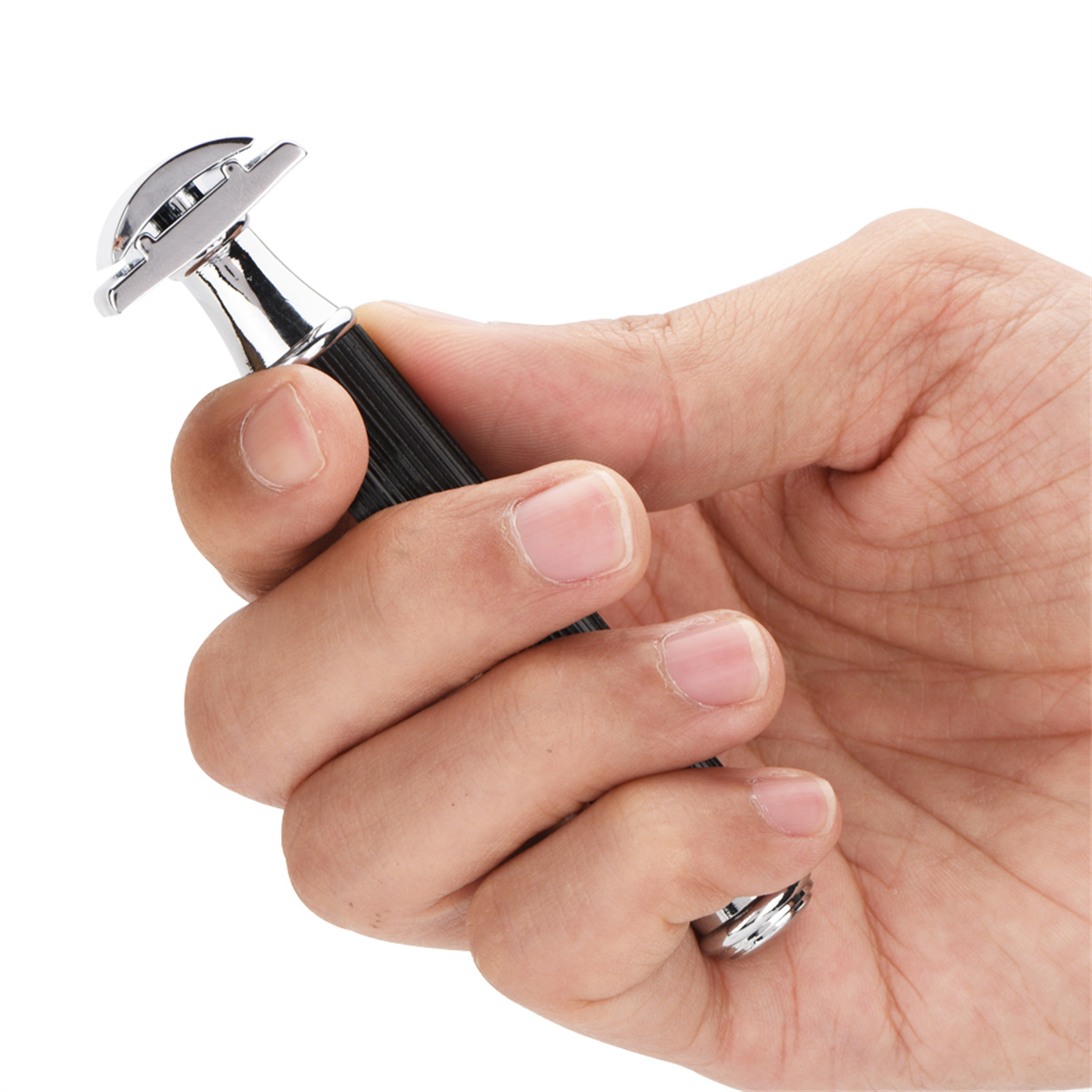 Eine Hand, die einen Chromrasierer hält. Der Rasierer hat einen schwarzen Griff. Die Person hat kurze Nägel.