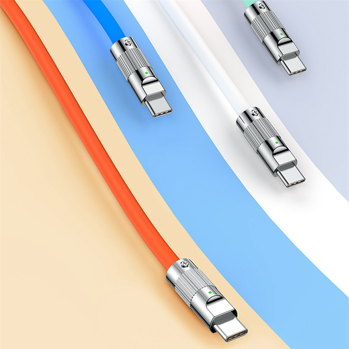 Drei USB-C-Kabel in Orange, Weiß und Blau mit metallischen Steckern.
