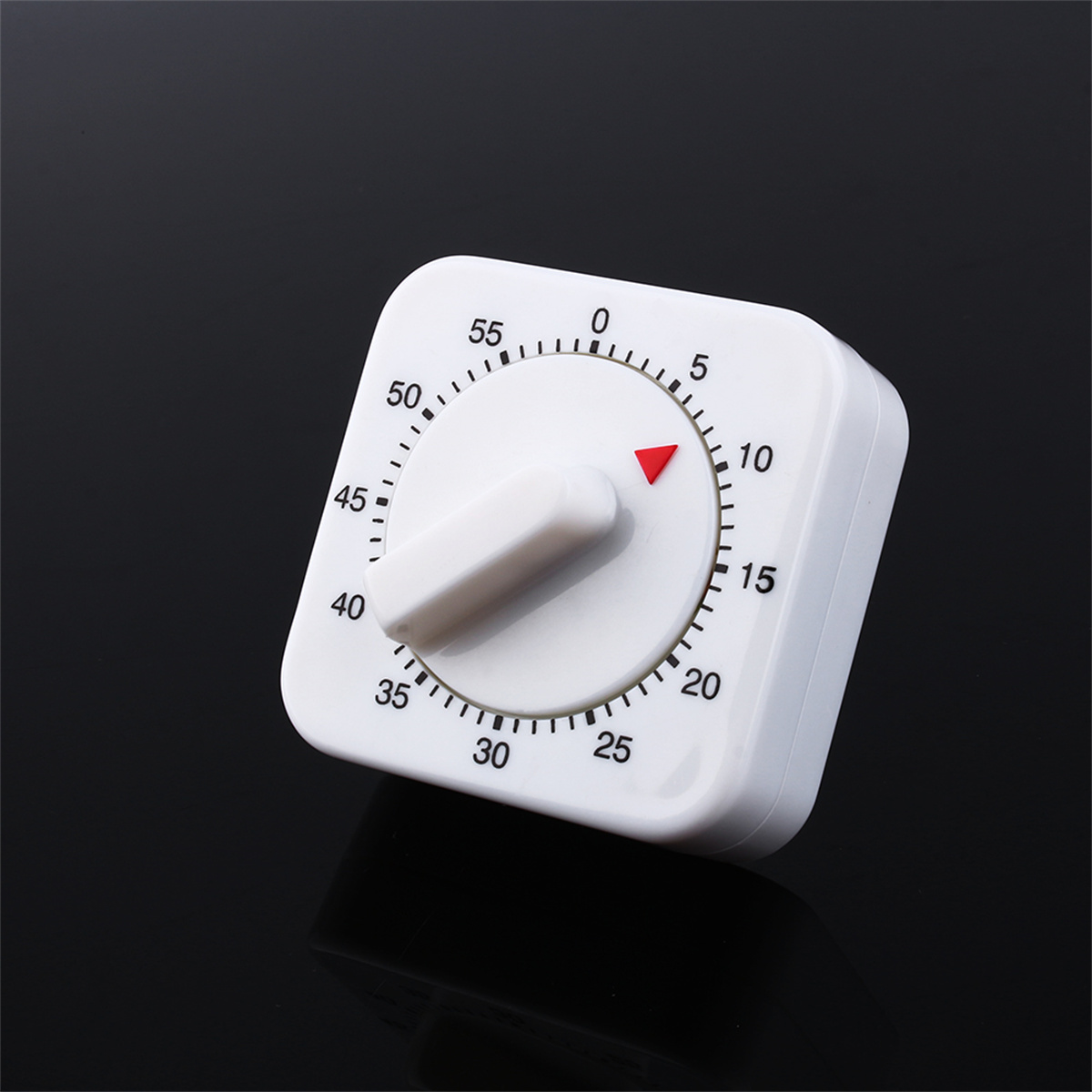 Ein quadratischer weißer Küchentimer mit einem roten Pfeil, der auf 0 zeigt. Der Timer steht auf einer schwarzen Oberfläche.