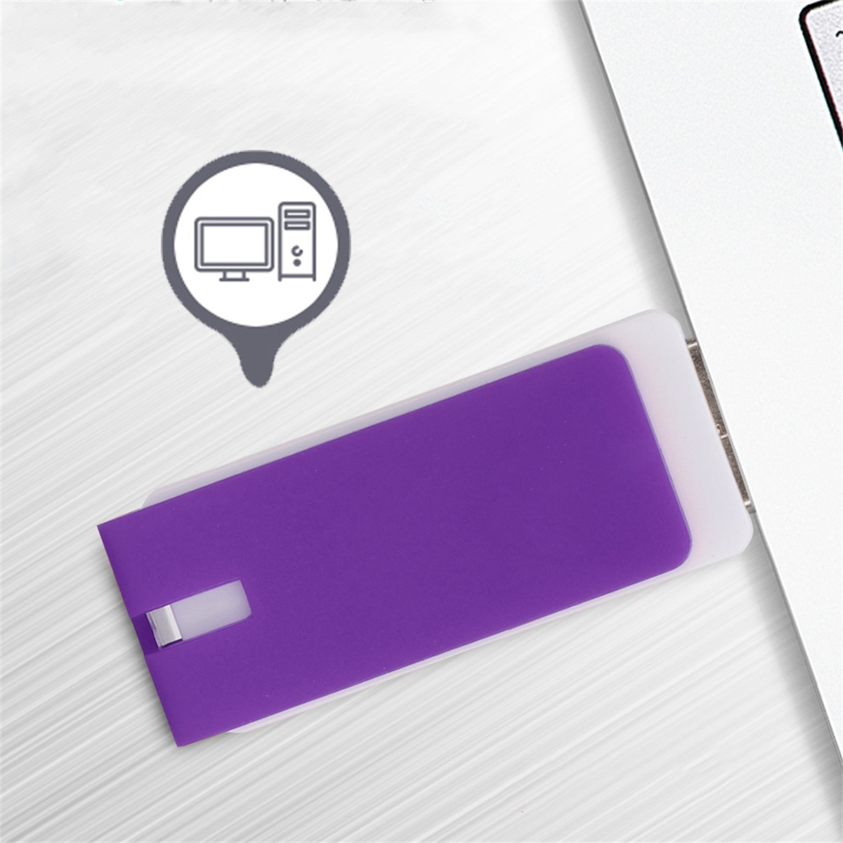 Lila USB-Laufwerk, das in einen Laptop eingesetzt wird, mit einem Computersymbol.
