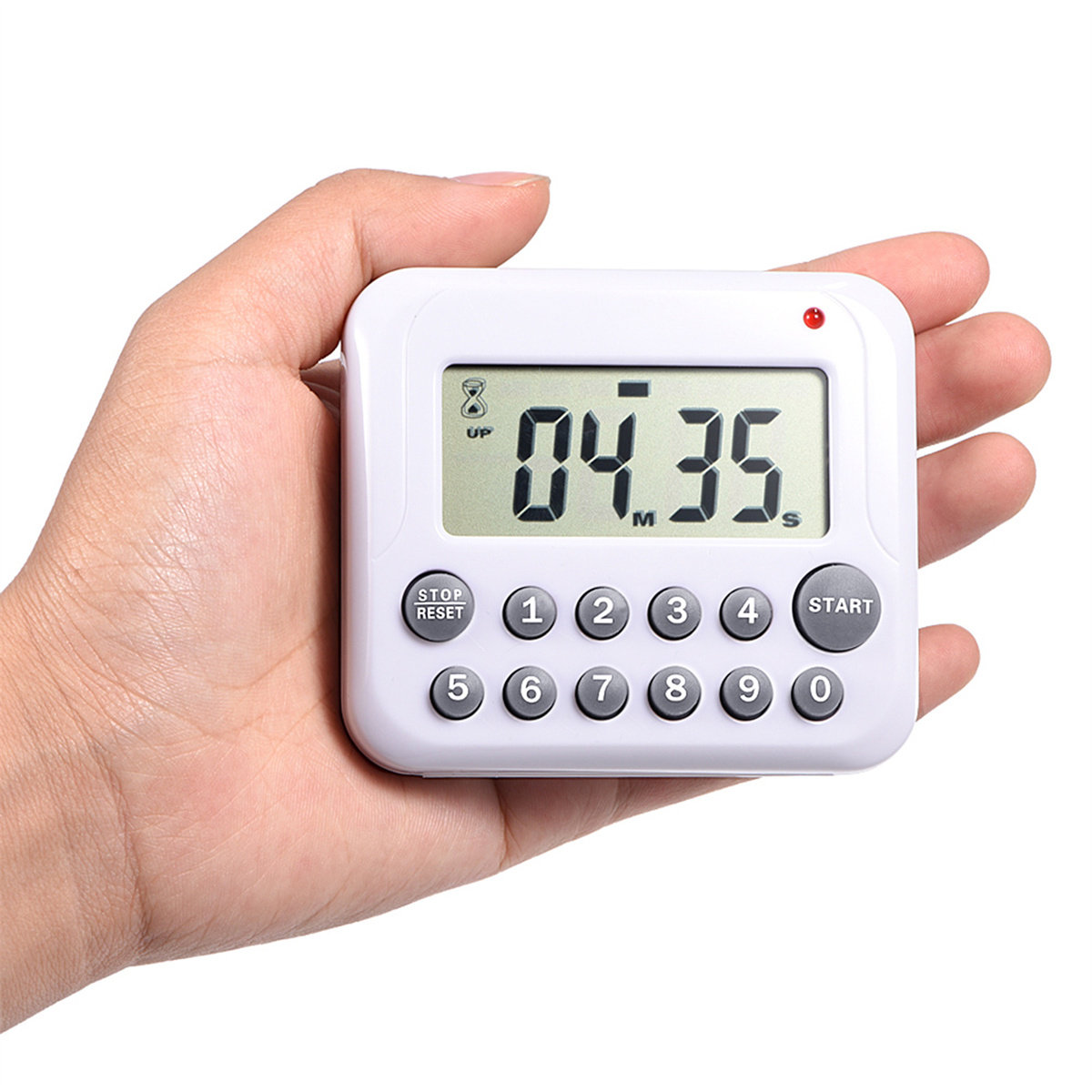Eine Hand hält einen weißen digitalen Küchentimer mit der Anzeige 04:35 Minuten. Tasten sind Start, Stopp und Zahlen.