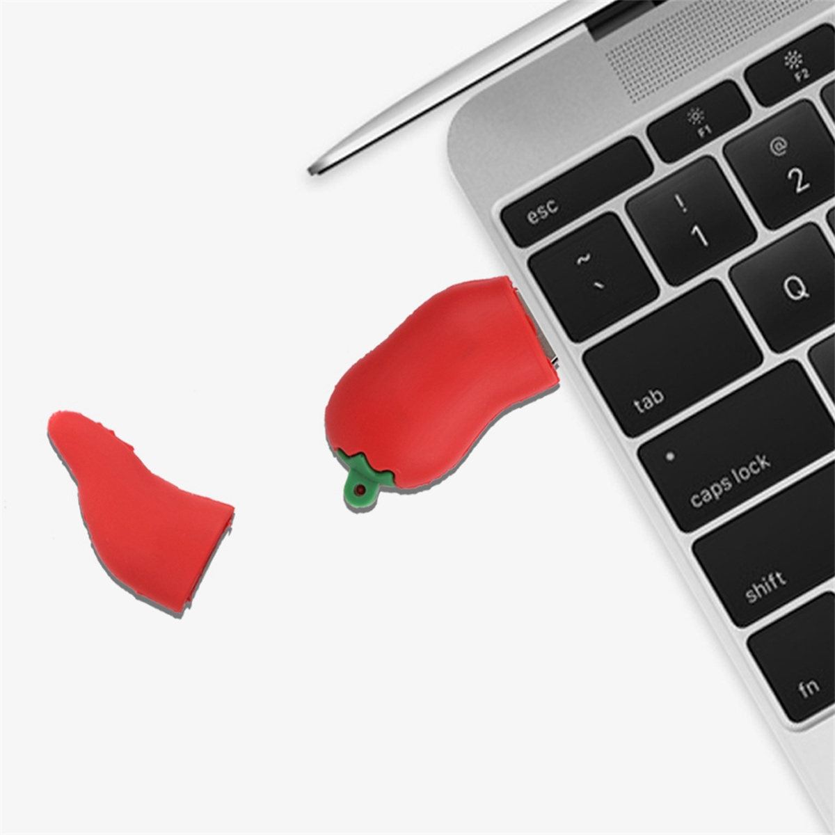 Ein roter USB-Stick in Form einer Chilischote ist an einen Laptop angeschlossen. Ein Teil des Laufwerks ist getrennt.