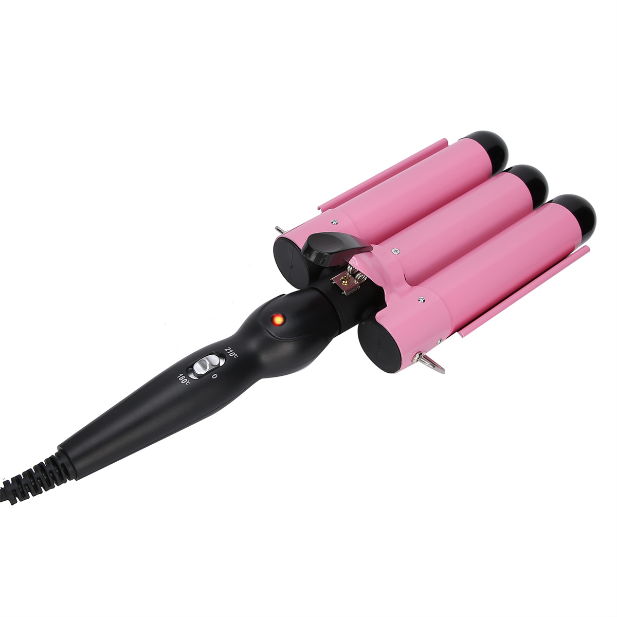 Pinkfarbenes Lockenstab mit drei Heizstäben und einem schwarzen Griff. Das Eisen ist auf Weiß.